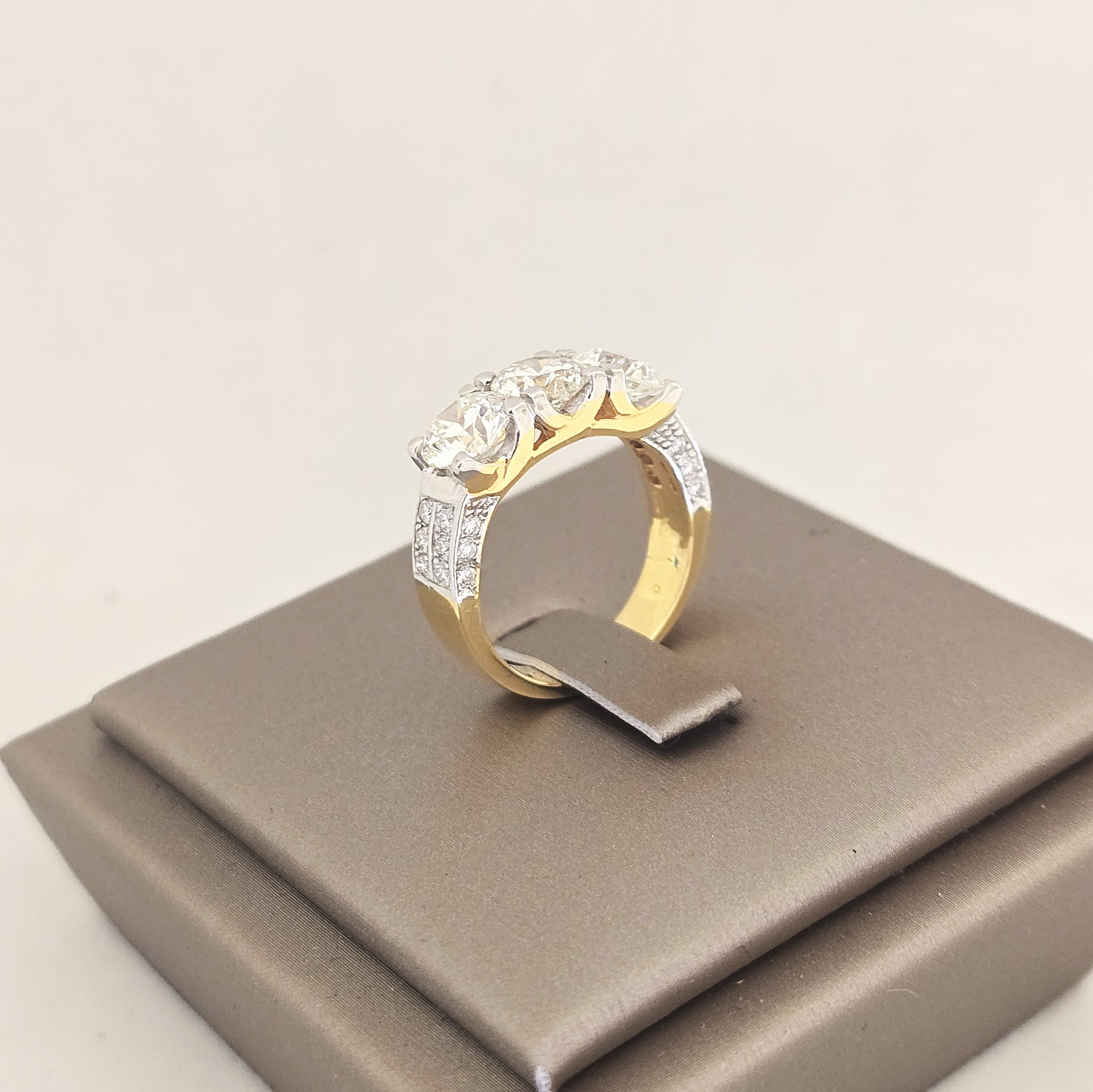 แหวนเพชร 3 เม็ด พร้อมใบเซอร์ GIA ทั้ง 3 เม็ด 3.14 กะรัต ทอง 18K | RG00639