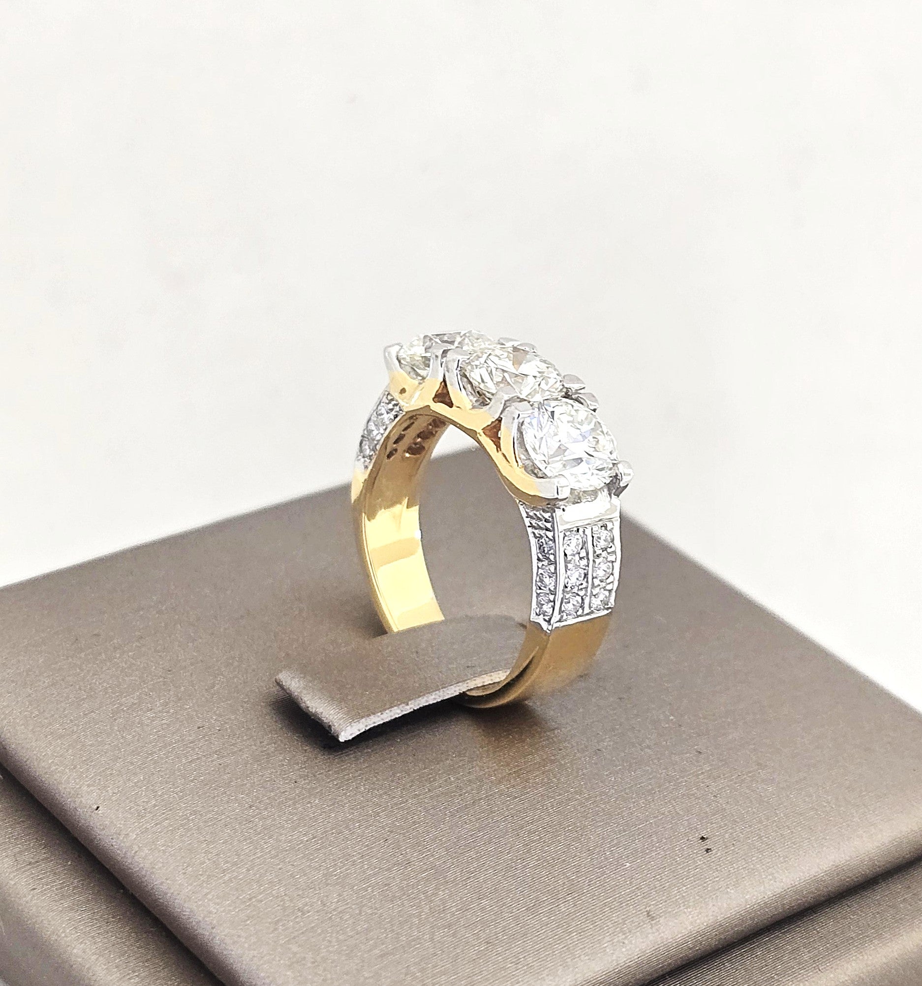 แหวนเพชร 3 เม็ด พร้อมใบเซอร์ GIA ทั้ง 3 เม็ด 3.14 กะรัต ทอง 18K | RG00639