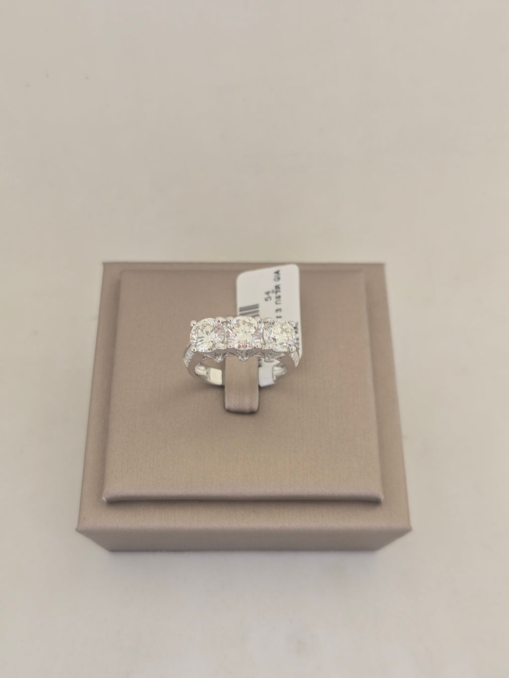 แหวนเพชรธรรมชาติ 3 เม็ด GIA 3.30 กะรัต | RG00635