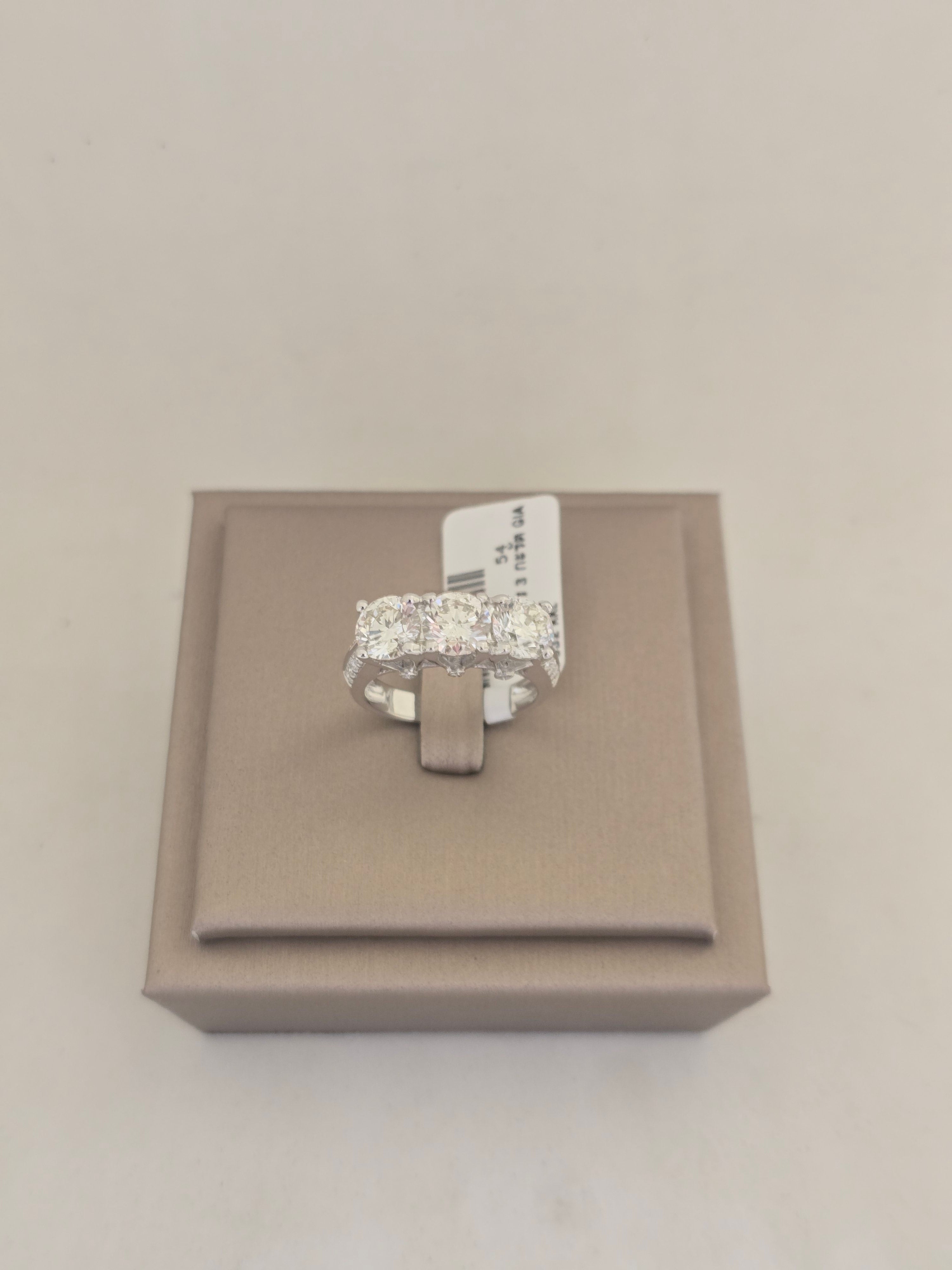 แหวนเพชรธรรมชาติ 3 เม็ด GIA 3.30 กะรัต | RG00635