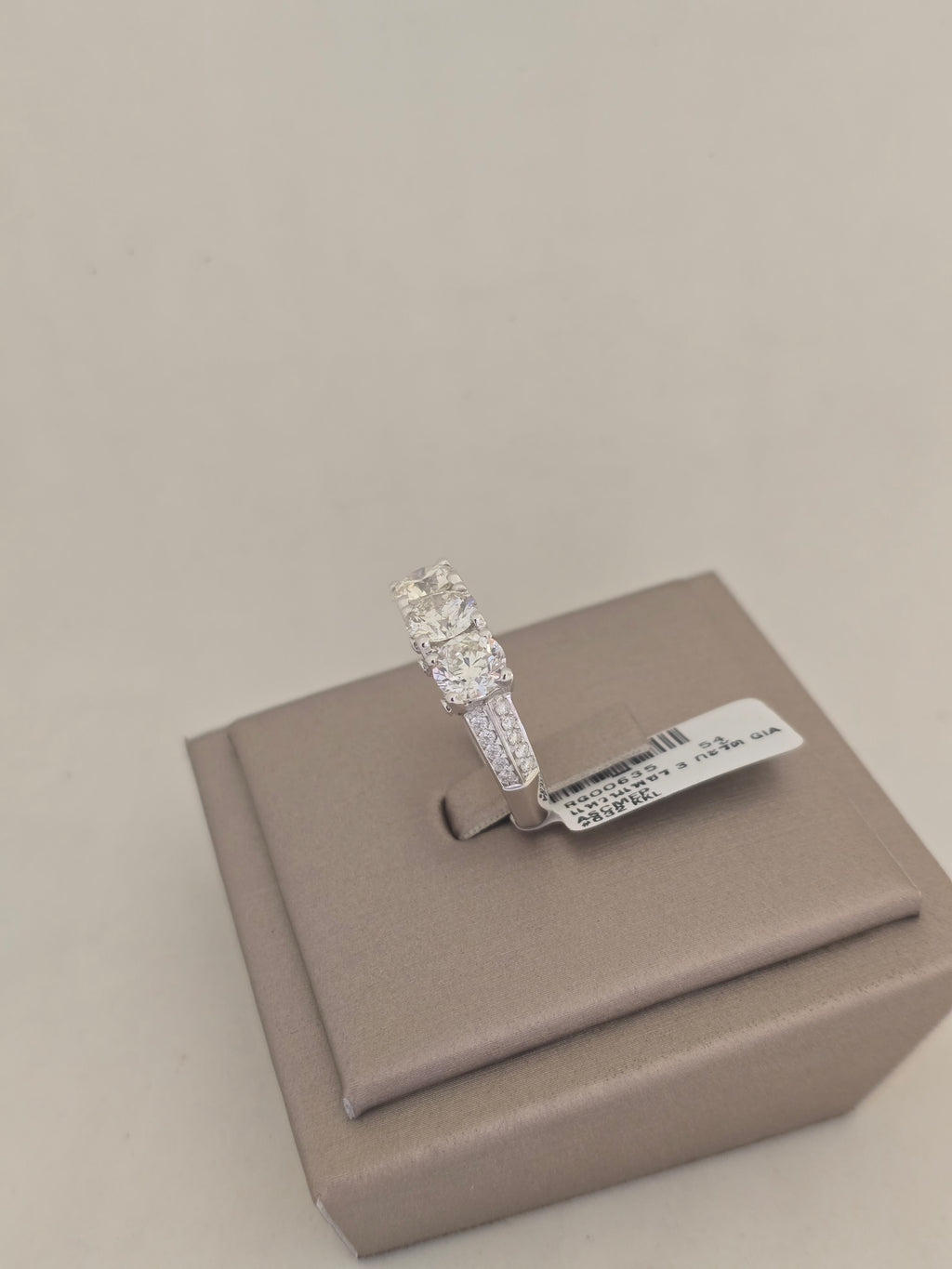 แหวนเพชรธรรมชาติ 3 เม็ด GIA 3.30 กะรัต | RG00635