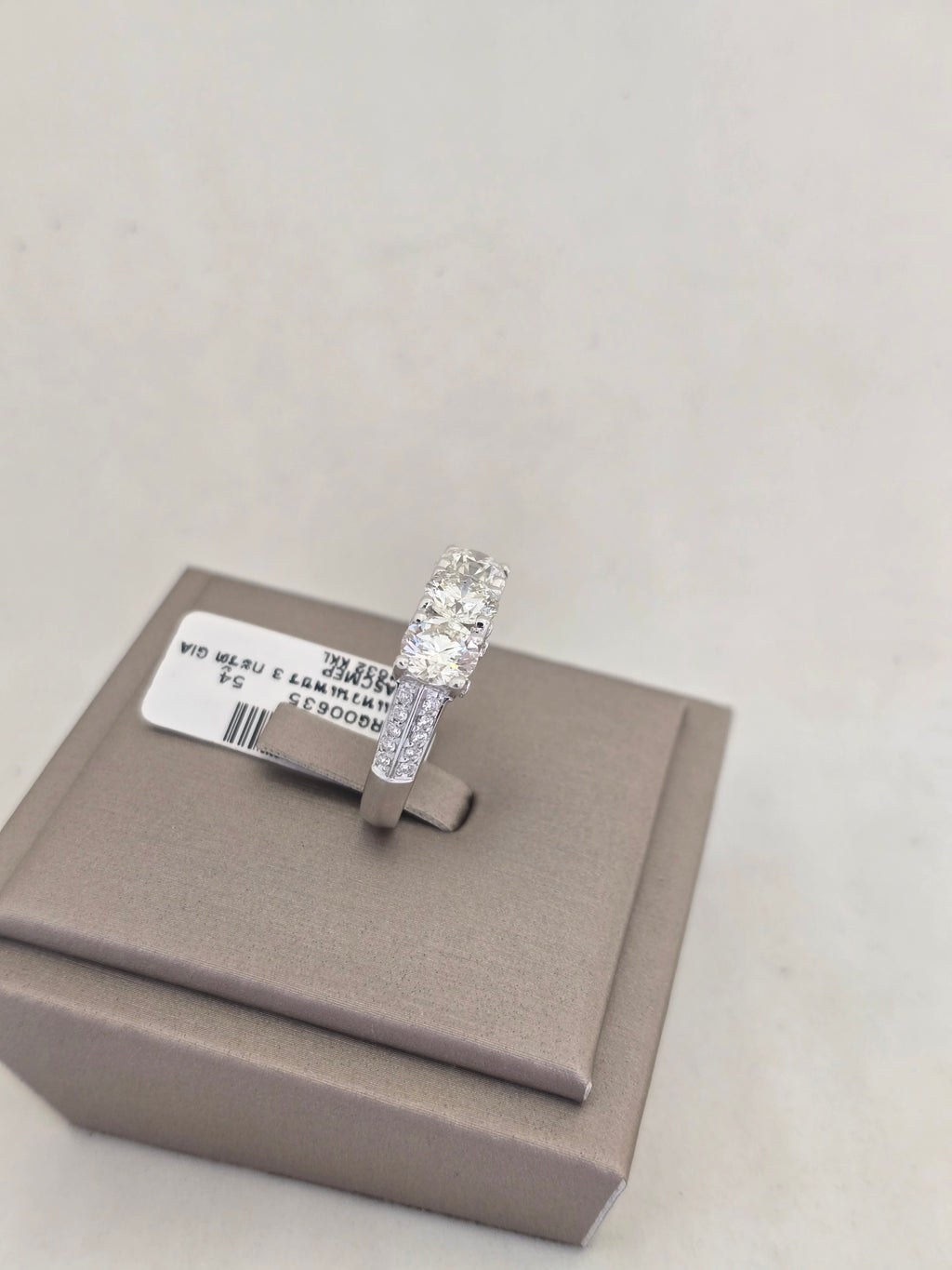 แหวนเพชรธรรมชาติ 3 เม็ด GIA 3.30 กะรัต | RG00635