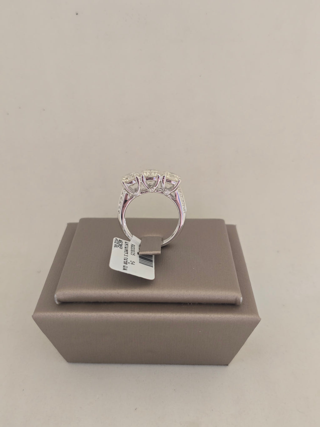 แหวนเพชรธรรมชาติ 3 เม็ด GIA 3.30 กะรัต | RG00635