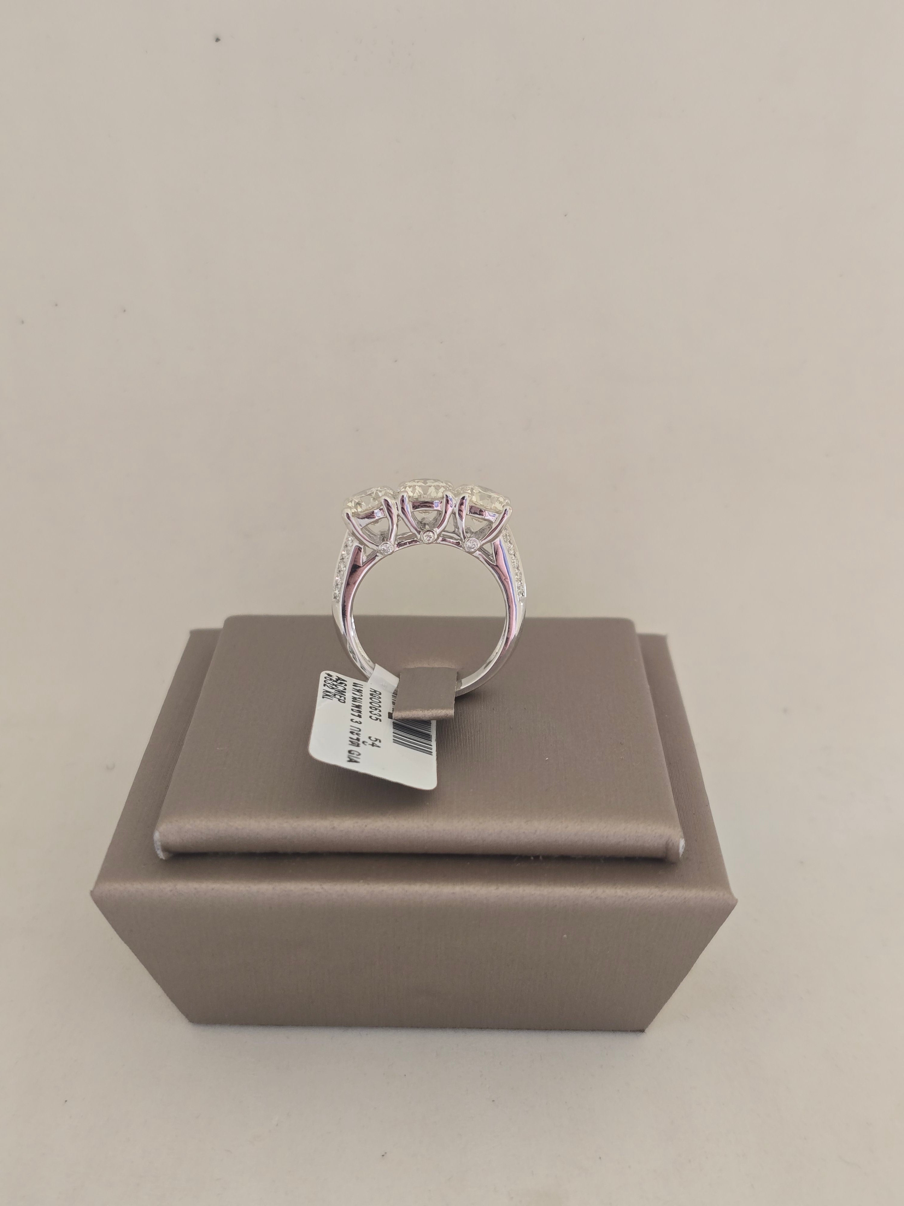 แหวนเพชรธรรมชาติ 3 เม็ด GIA 3.30 กะรัต | RG00635