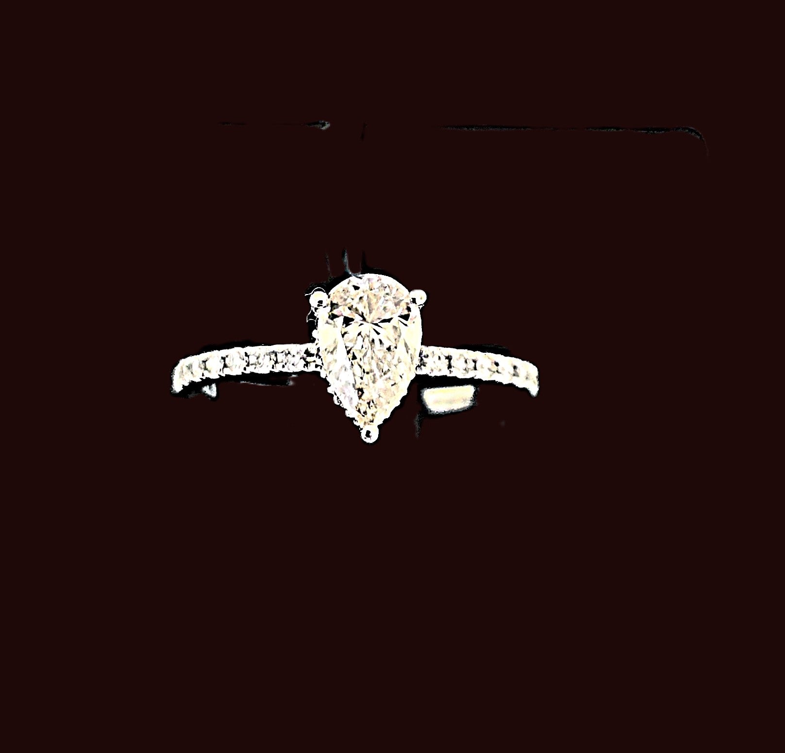 แหวนเพชรทรงหยดน้ำ ฝังเพชรข้าง ตัวเรือนทองขาว 18K | RG00664