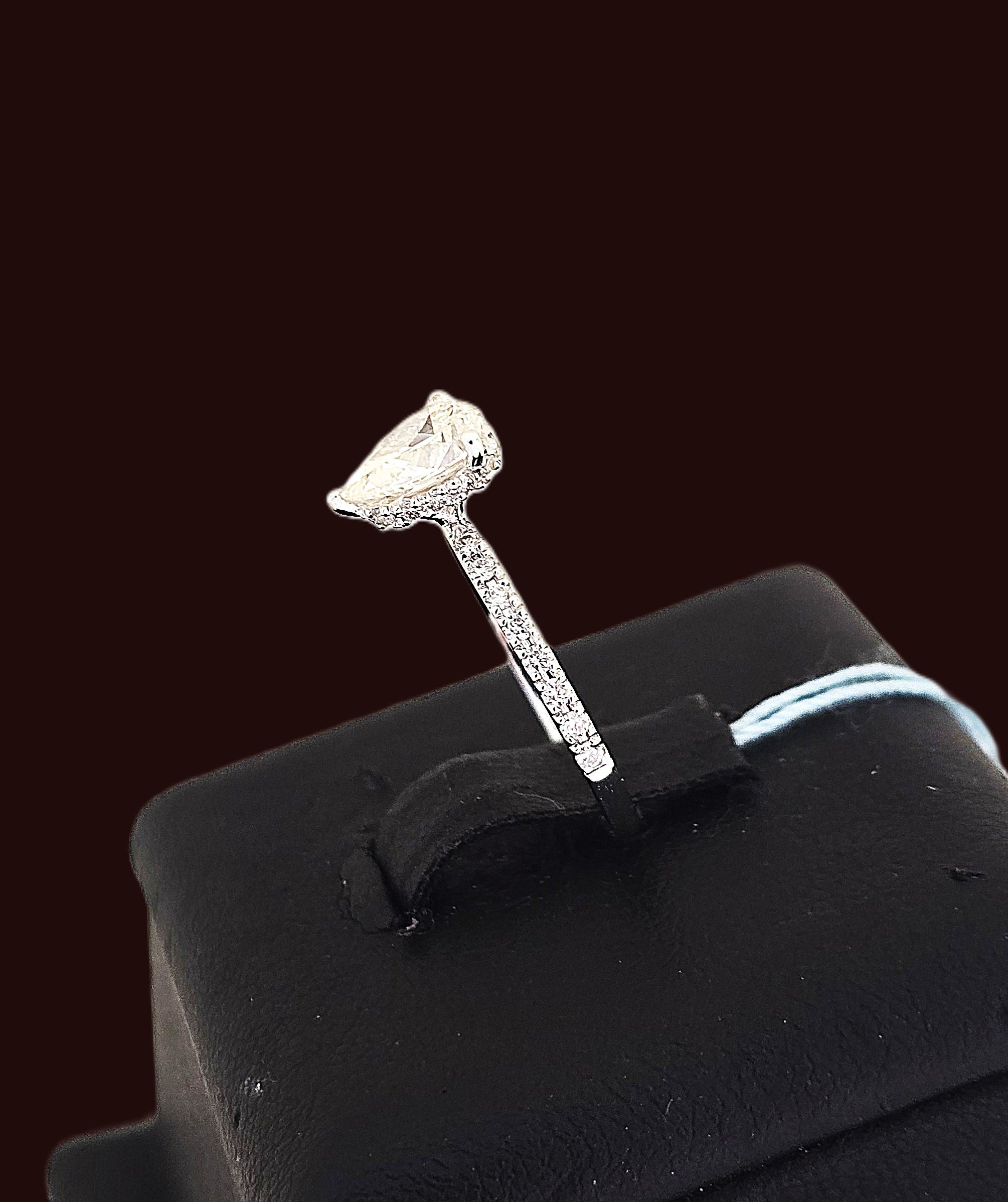 แหวนเพชรทรงหยดน้ำ ฝังเพชรข้าง ตัวเรือนทองขาว 18K | RG00664