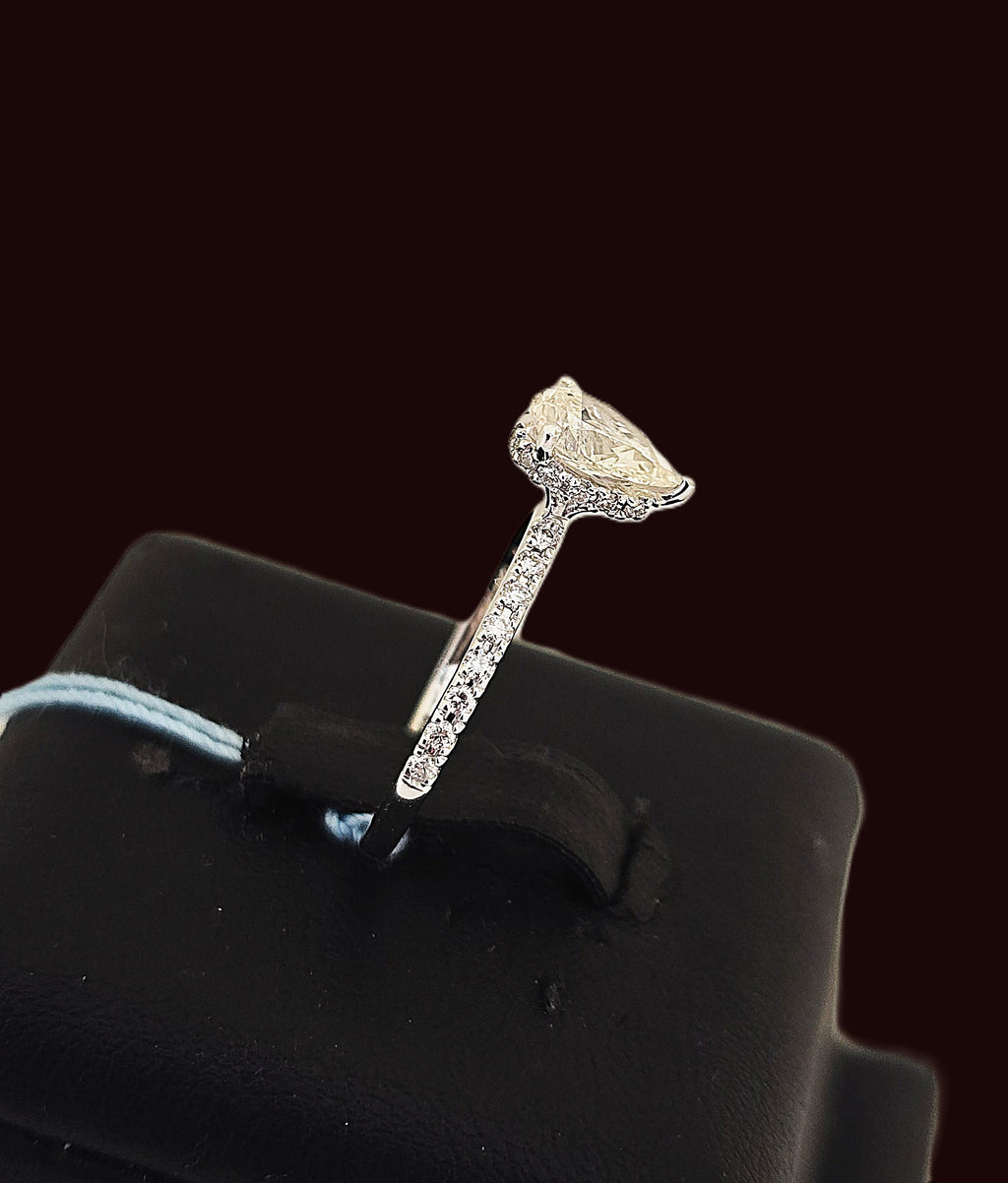 แหวนเพชรทรงหยดน้ำ ฝังเพชรข้าง ตัวเรือนทองขาว 18K | RG00664