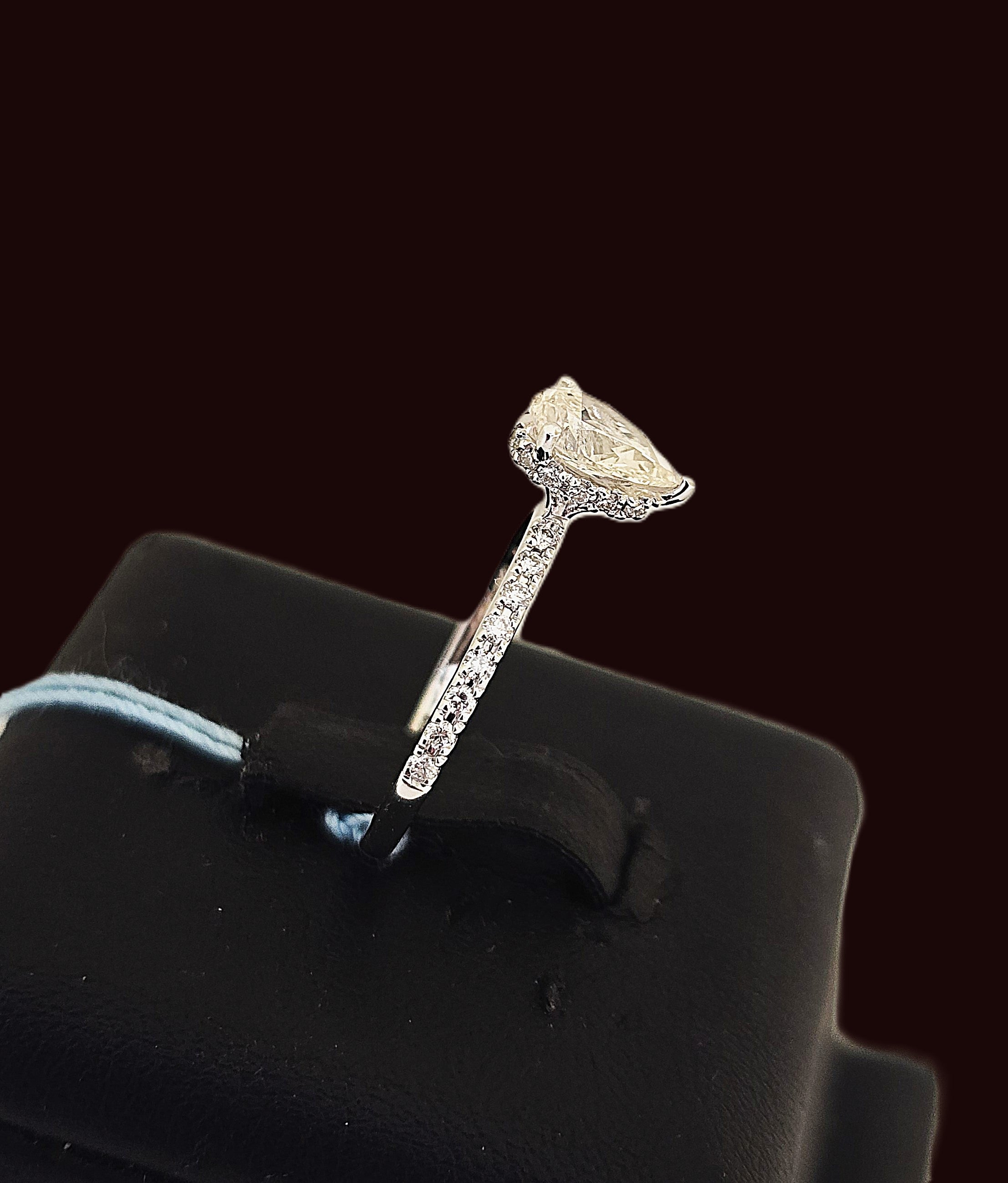 แหวนเพชรทรงหยดน้ำ ฝังเพชรข้าง ตัวเรือนทองขาว 18K | RG00664