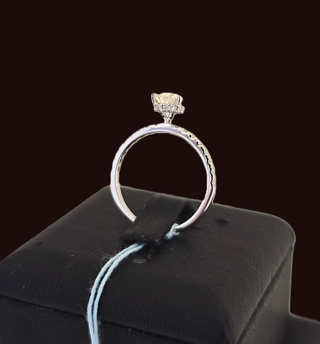 แหวนเพชรทรงหยดน้ำ ฝังเพชรข้าง ตัวเรือนทองขาว 18K | RG00664