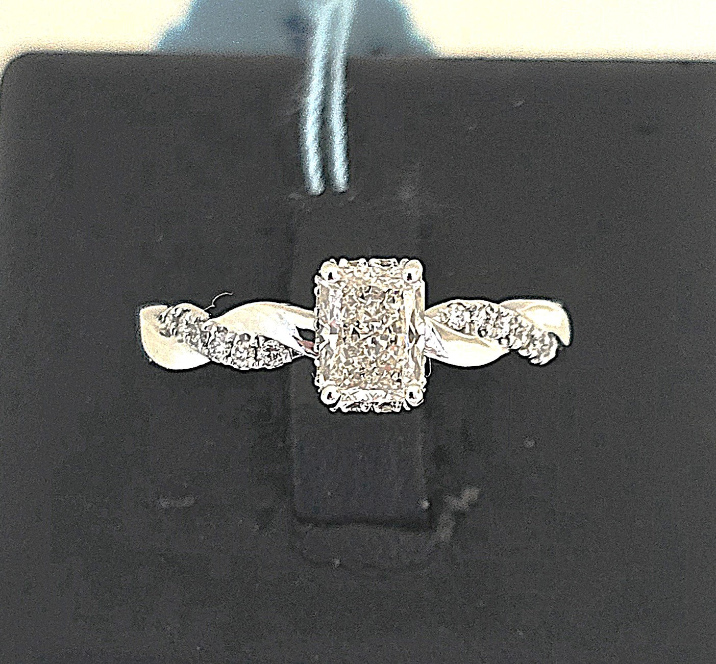 แหวนเพชรเม็ดเดี่ยวทรงเรเดียนท์ บ่าก้านบิด ทองขาว 18K | RG00662
