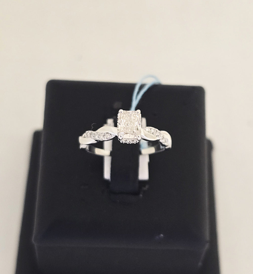 แหวนเพชรเม็ดเดี่ยวทรงเรเดียนท์ บ่าก้านบิด ทองขาว 18K | RG00662