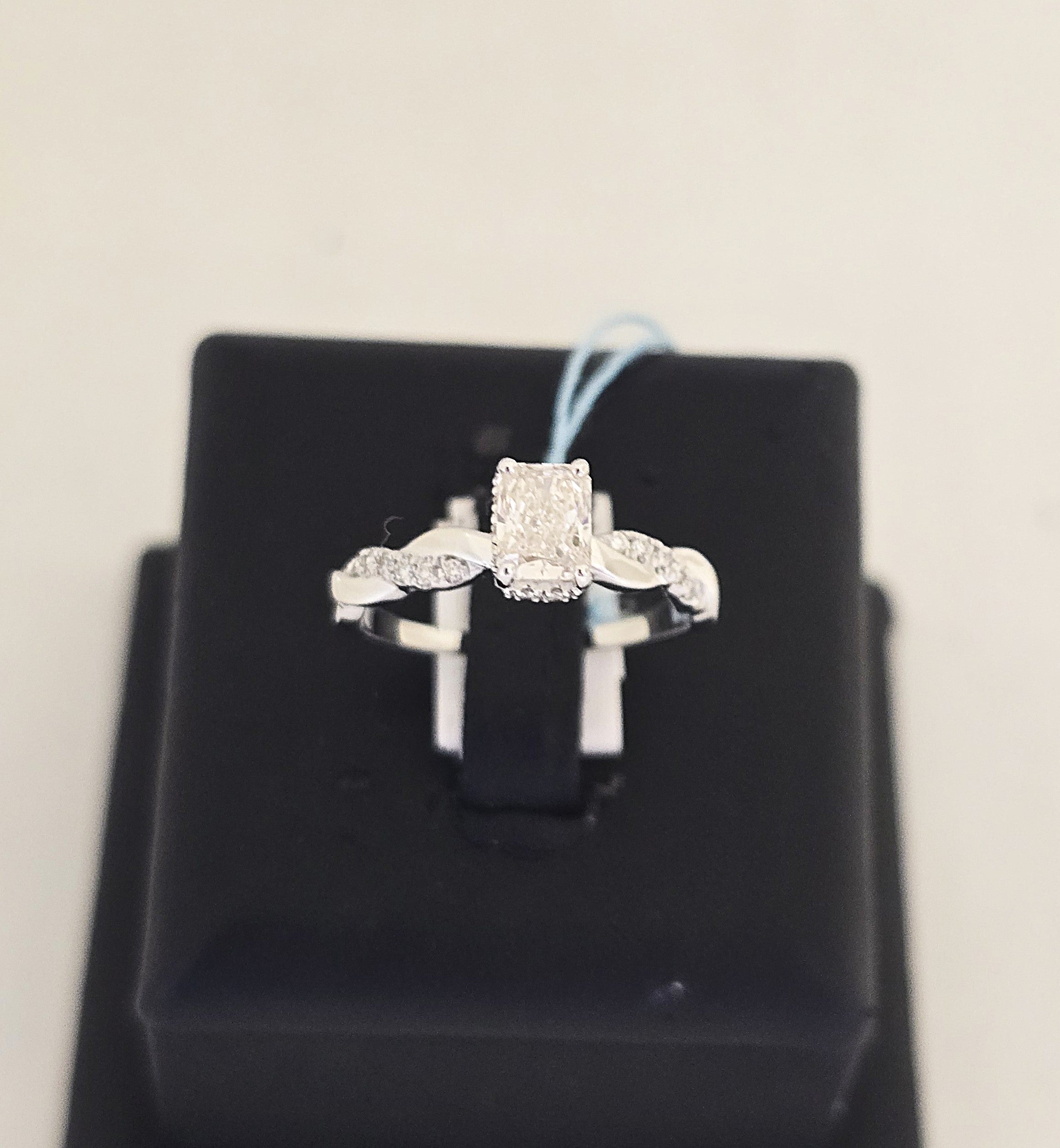แหวนเพชรเม็ดเดี่ยวทรงเรเดียนท์ บ่าก้านบิด ทองขาว 18K | RG00662