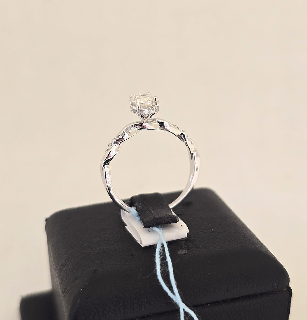 แหวนเพชรเม็ดเดี่ยวทรงเรเดียนท์ บ่าก้านบิด ทองขาว 18K | RG00662