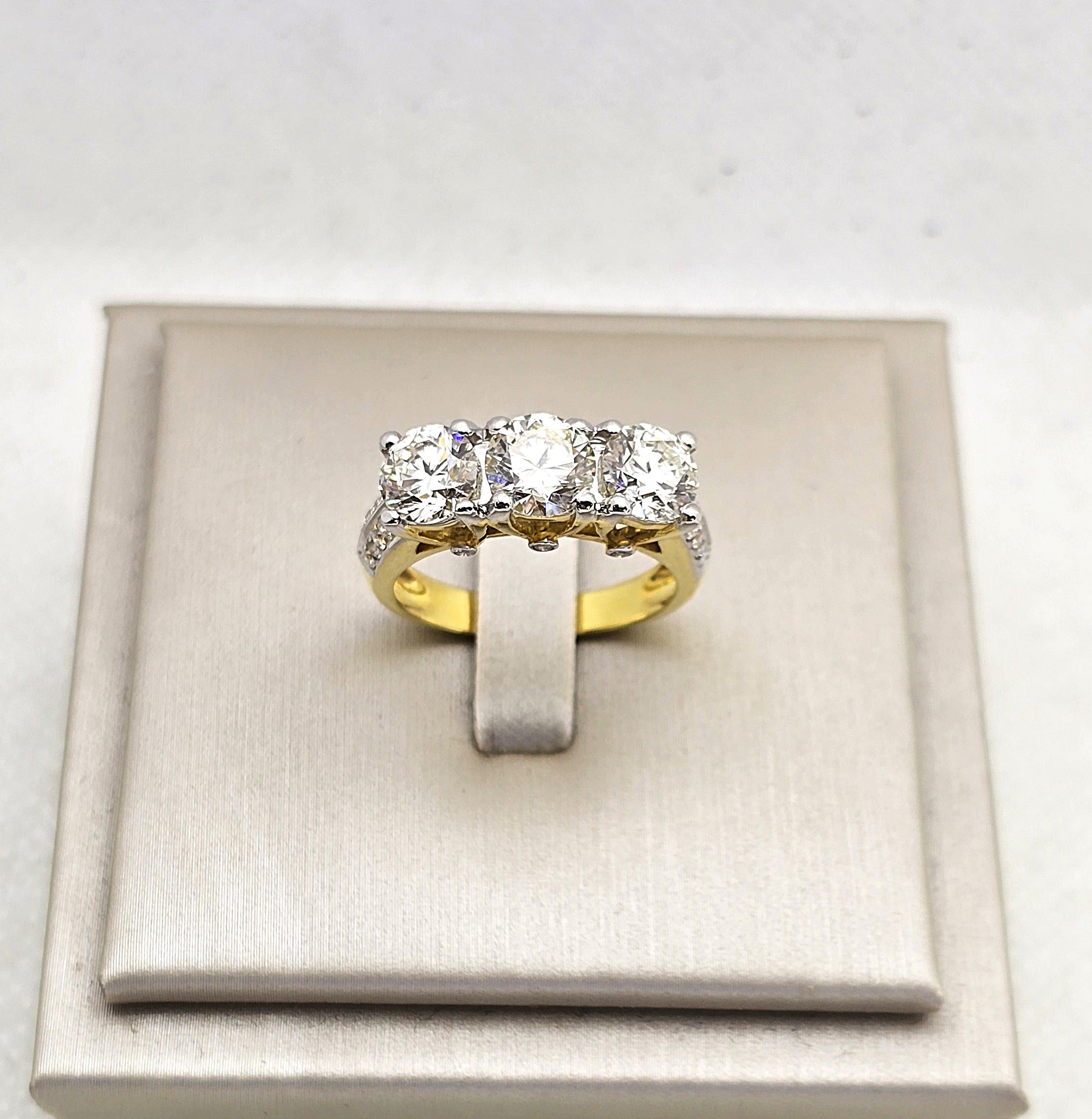 แหวนเพชร 3 เม็ดเรียง น้ำหนักรวม 2.70 กะรัต ทองคำ 18K | RG00669