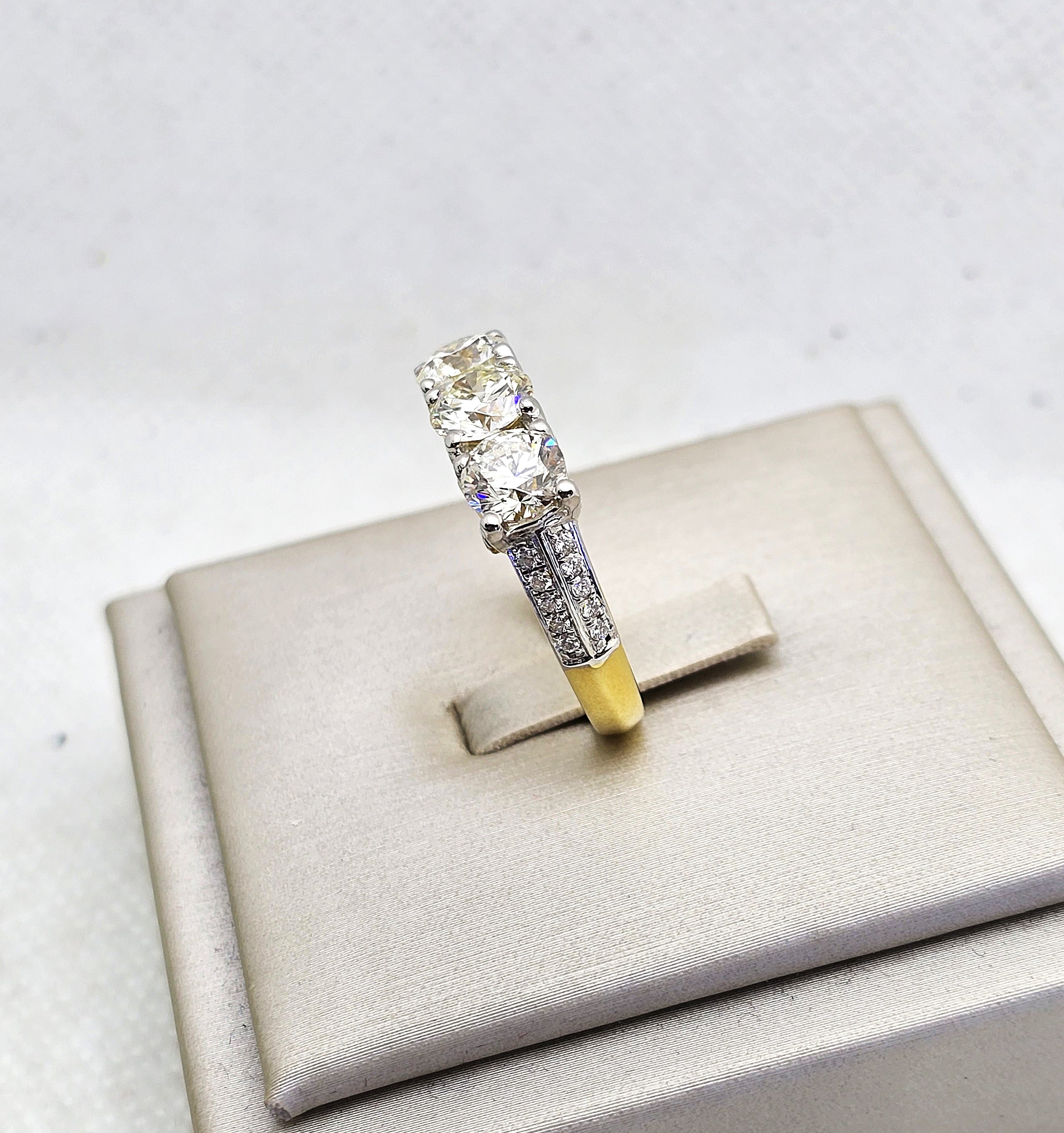 แหวนเพชร 3 เม็ดเรียง น้ำหนักรวม 2.70 กะรัต ทองคำ 18K | RG00669