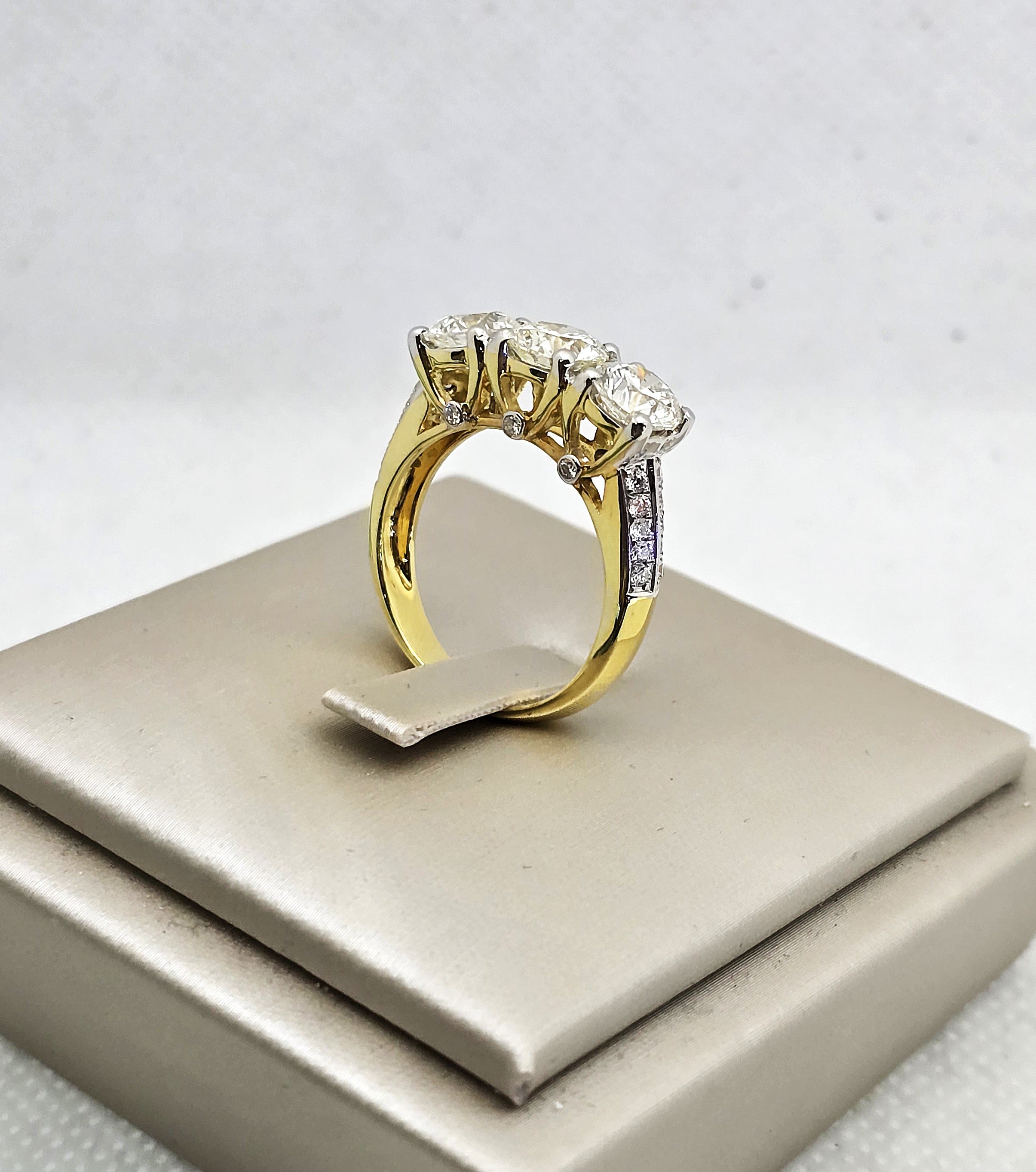 แหวนเพชร 3 เม็ดเรียง น้ำหนักรวม 2.70 กะรัต ทองคำ 18K | RG00669