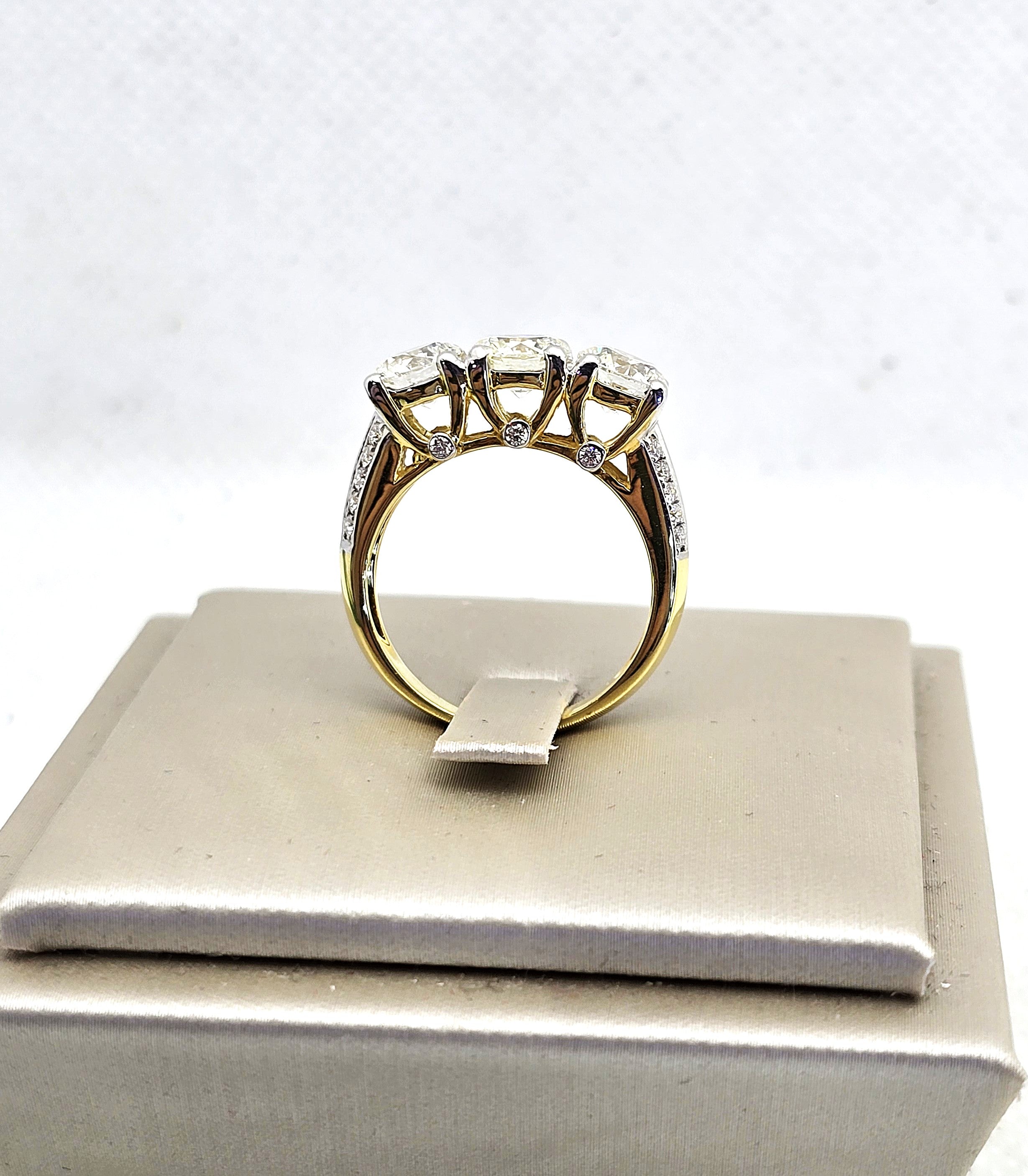 แหวนเพชร 3 เม็ดเรียง น้ำหนักรวม 2.70 กะรัต ทองคำ 18K | RG00669