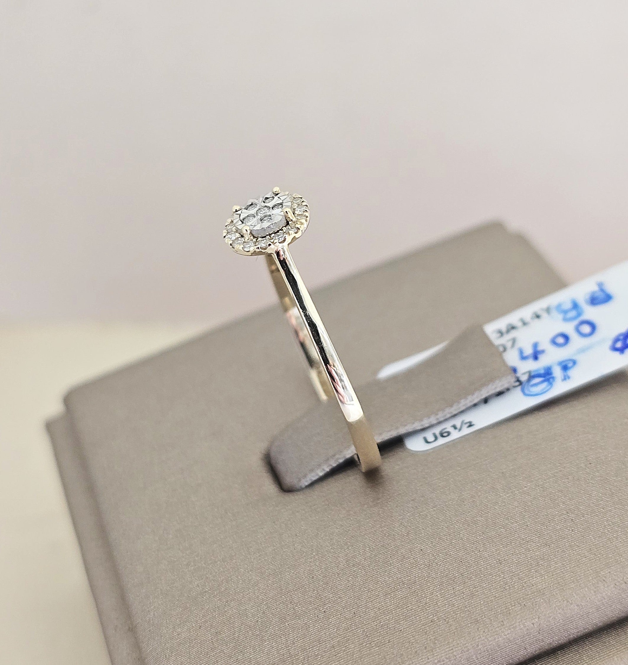 แหวนเพชรล้อม ทองขาว 14K เพชรธรรมชาติ 0.07 กะรัต | RG00644
