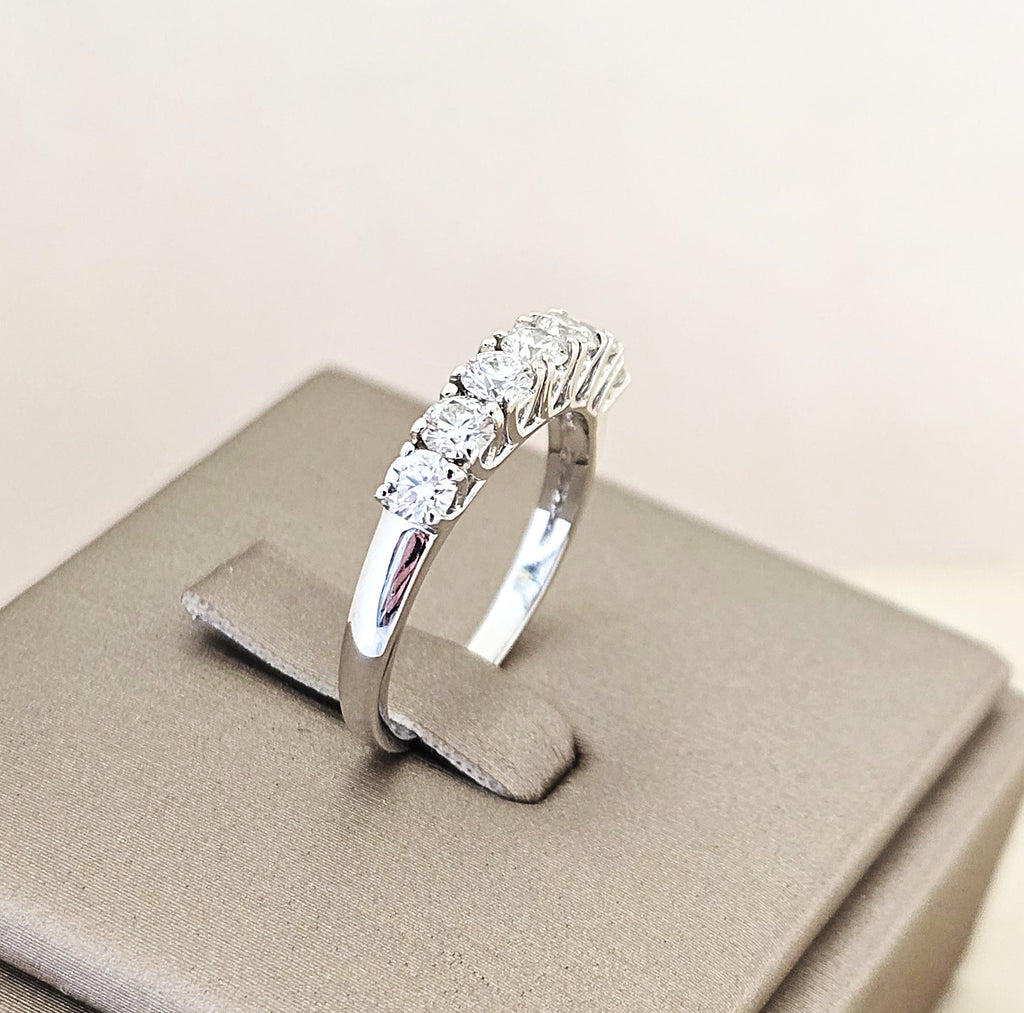 แหวนเพชรเรียงครึ่งวง 7 เม็ด 0.80 กะรัต ทองขาว 18K | RG00643