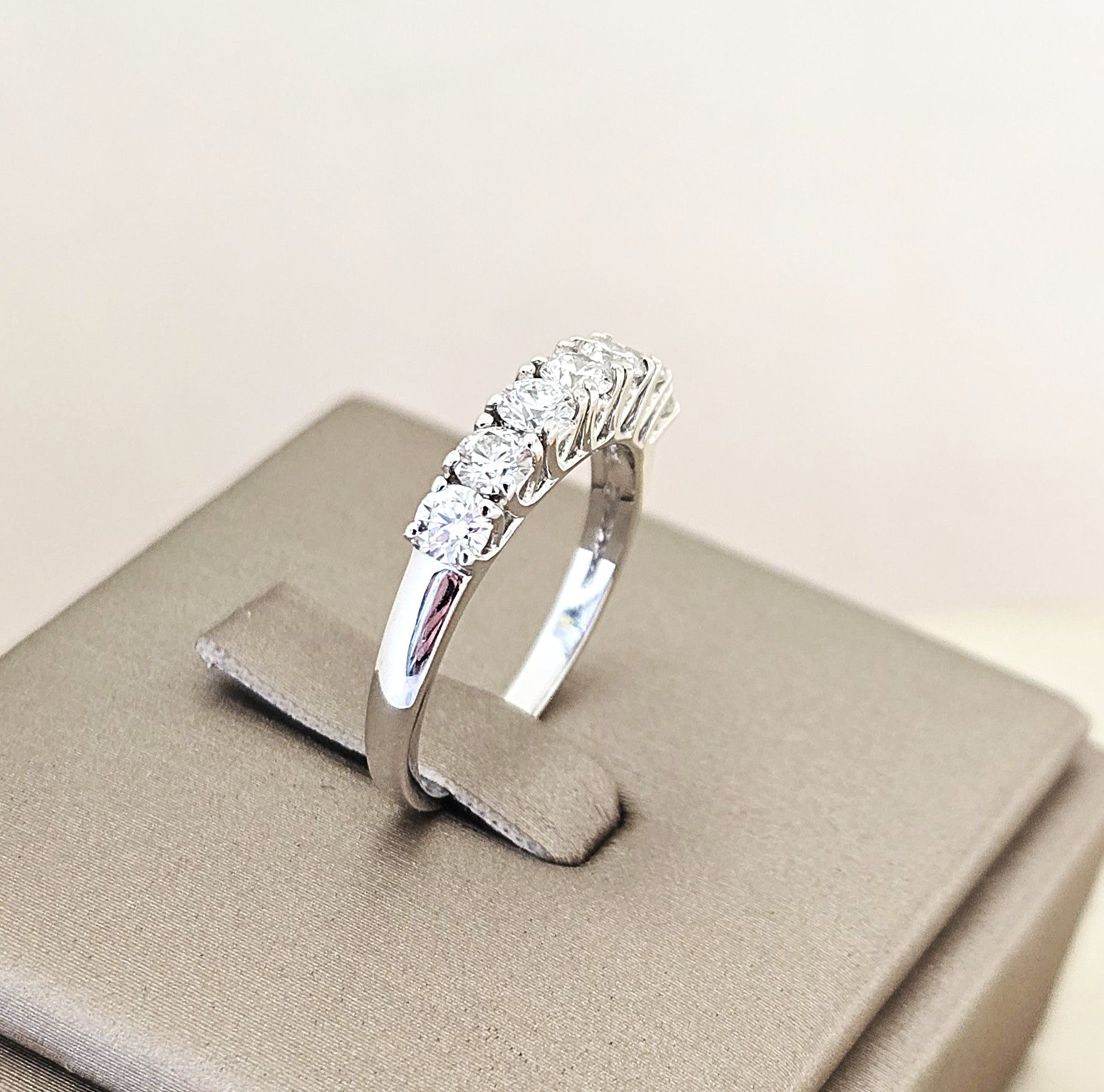 แหวนเพชรเรียงครึ่งวง 7 เม็ด 0.80 กะรัต ทองขาว 18K | RG00643