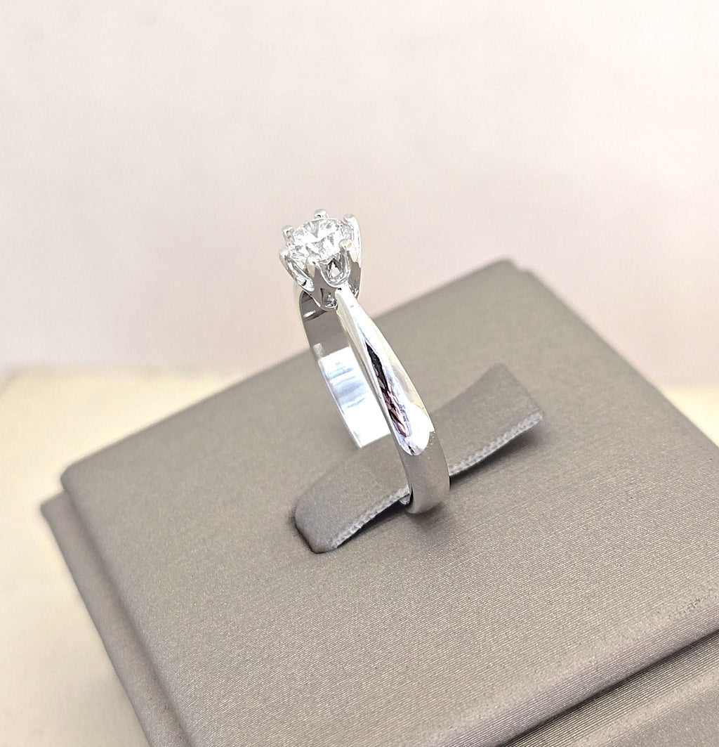 แหวนเพชรชู 6 เตย 0.36 กะรัต ทองขาว 18K | RG00642