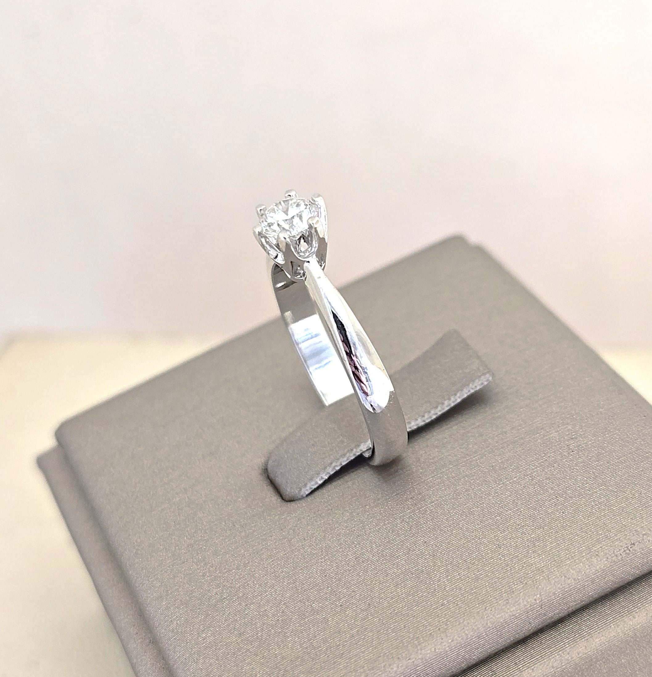 แหวนเพชรชู 6 เตย 0.36 กะรัต ทองขาว 18K | RG00642