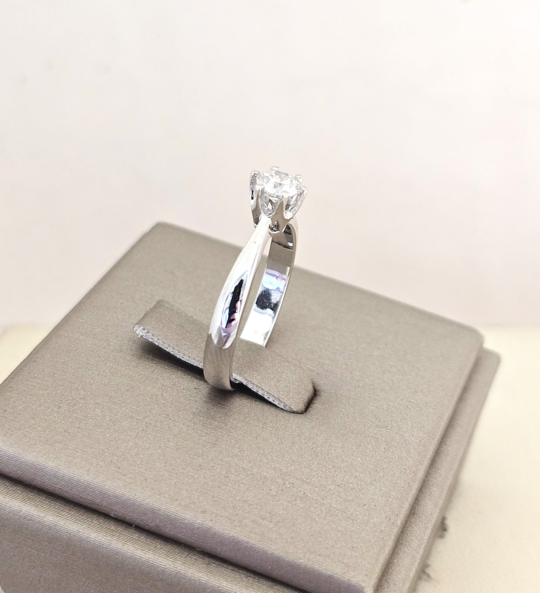 แหวนเพชรชู 6 เตย 0.36 กะรัต ทองขาว 18K | RG00642