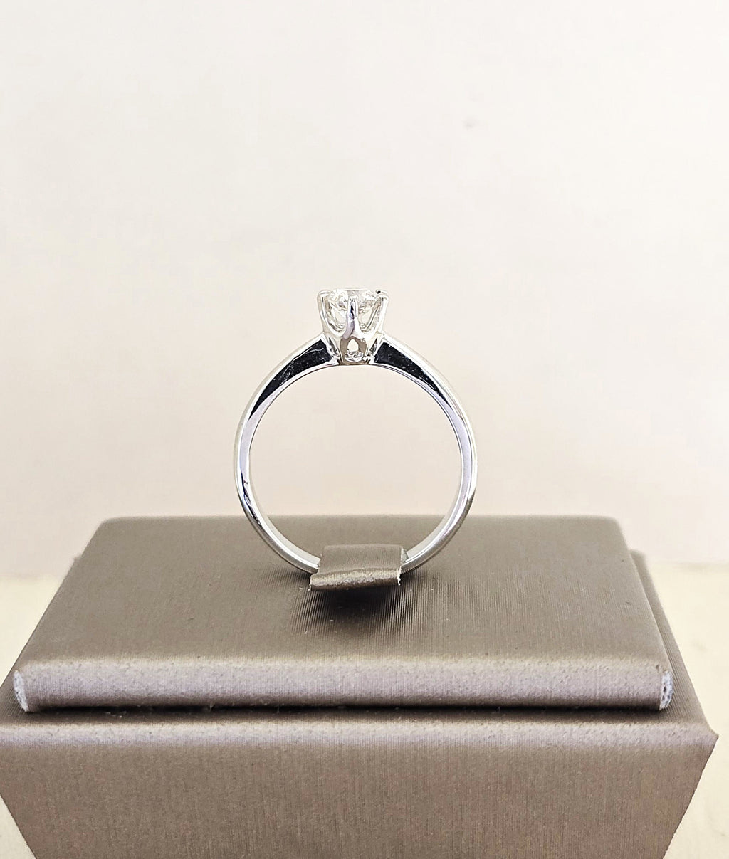 แหวนเพชรชู 6 เตย 0.36 กะรัต ทองขาว 18K | RG00642