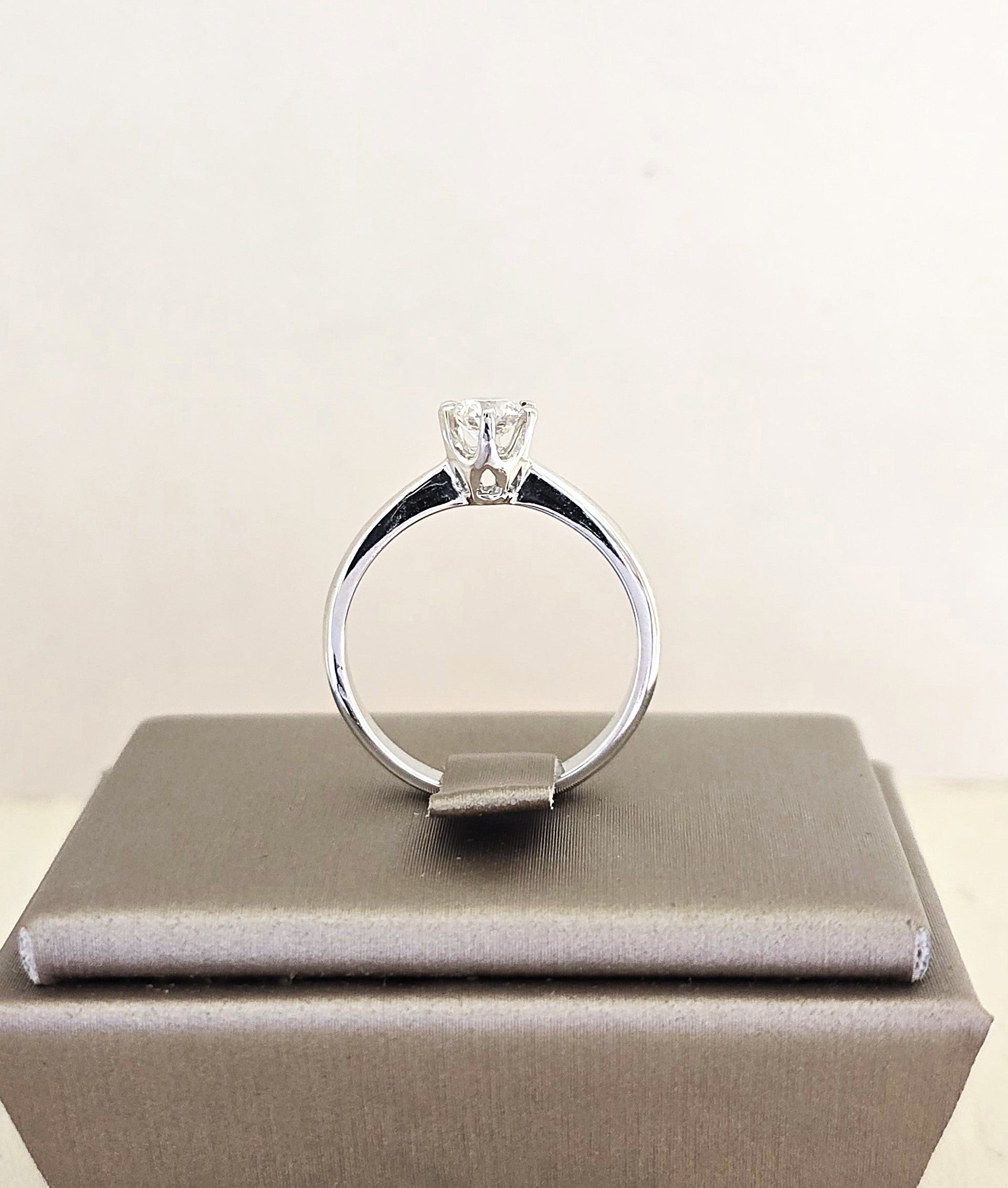 แหวนเพชรชู 6 เตย 0.36 กะรัต ทองขาว 18K | RG00642