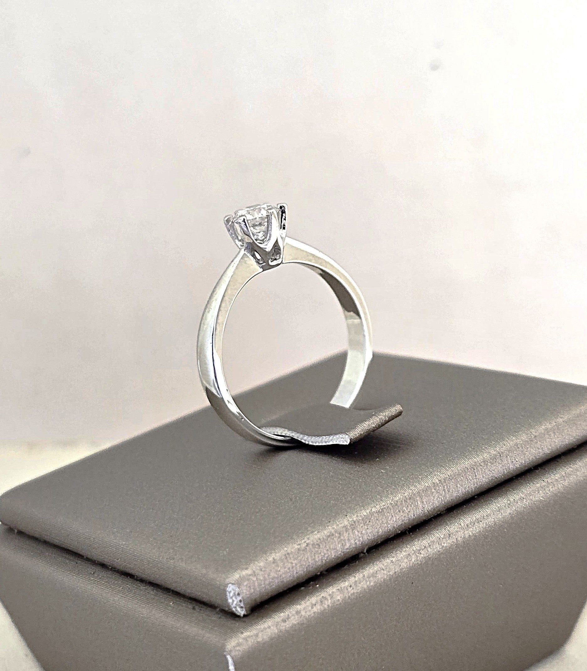 แหวนเพชรชู 6 เตย 0.36 กะรัต ทองขาว 18K | RG00642