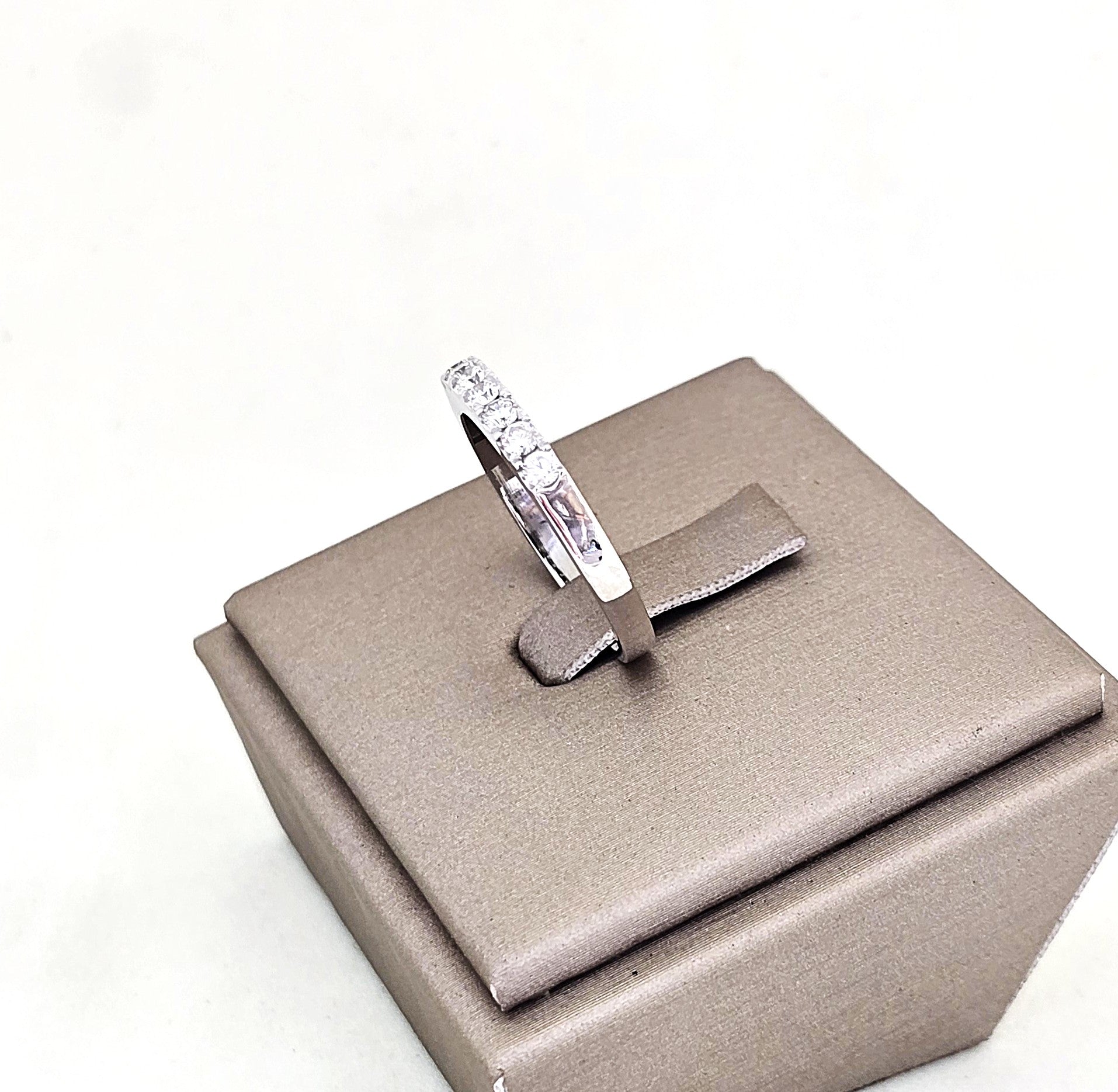แหวนเพชรแถวครึ่งวง 7 เม็ด ทองขาว 18K | RG00655