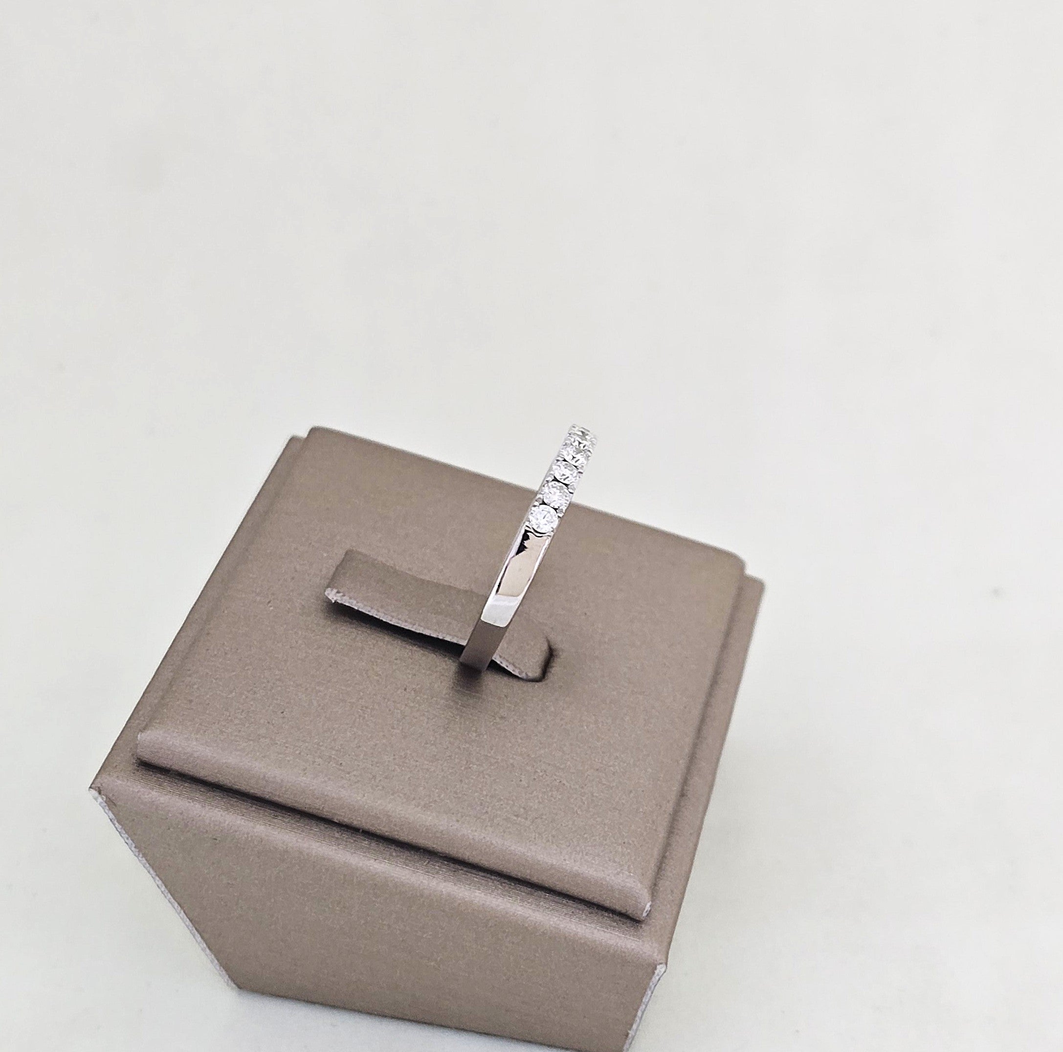 แหวนเพชรแถวครึ่งวง 7 เม็ด ทองขาว 18K | RG00655