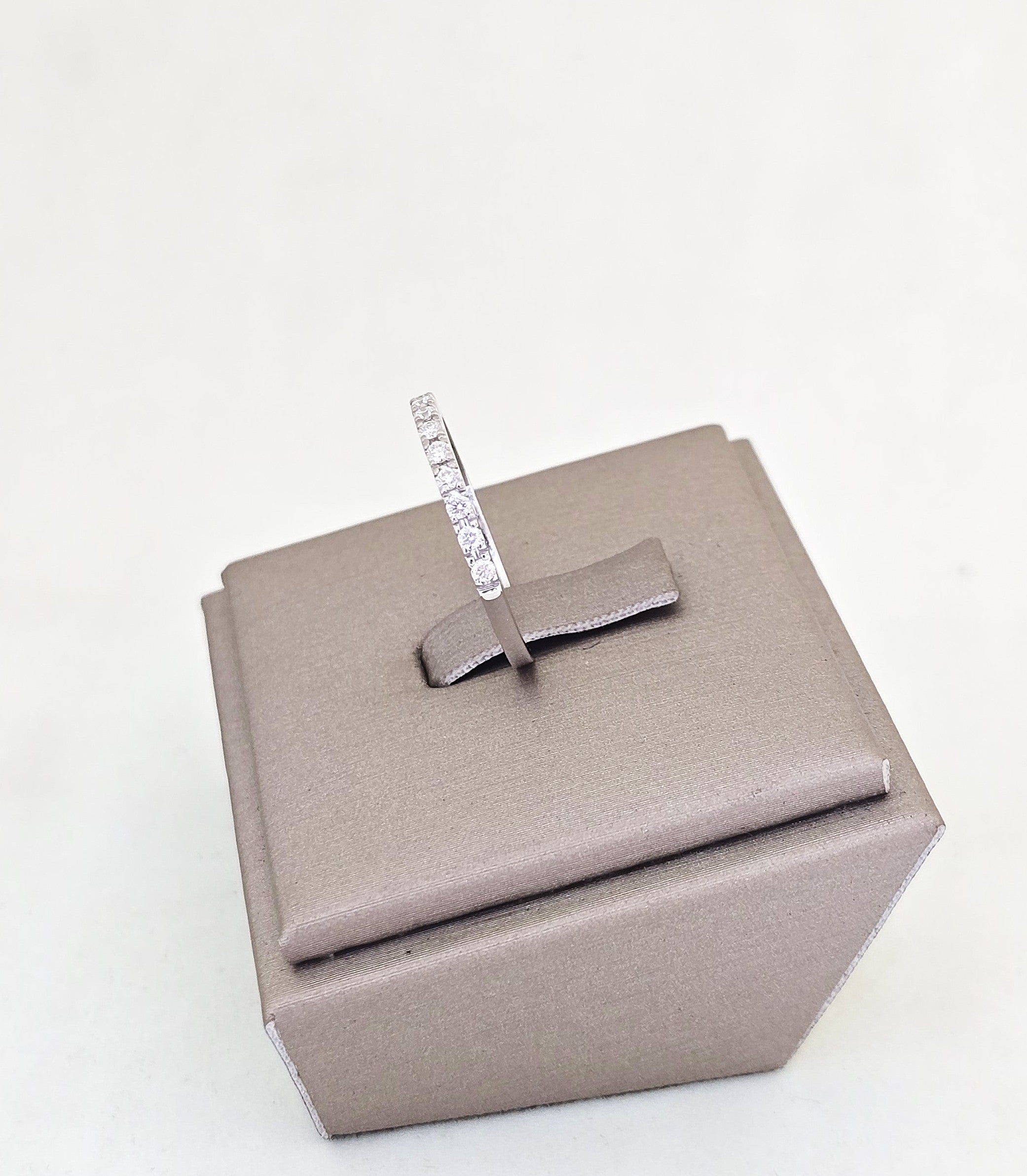 แหวนเพชรแถวครึ่งวง 11 เม็ด (Half Eternity) ทองขาว 18K | RG00654