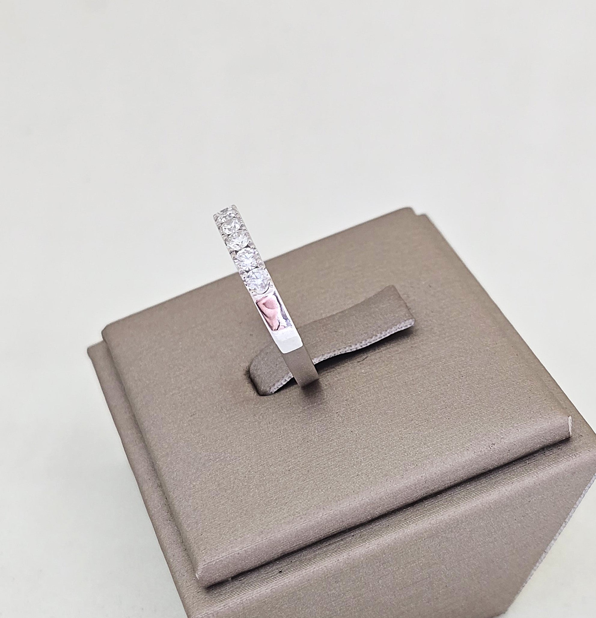 แหวนเพชรแถวเรียง 7 เม็ด ทองขาว 18K | RG00656