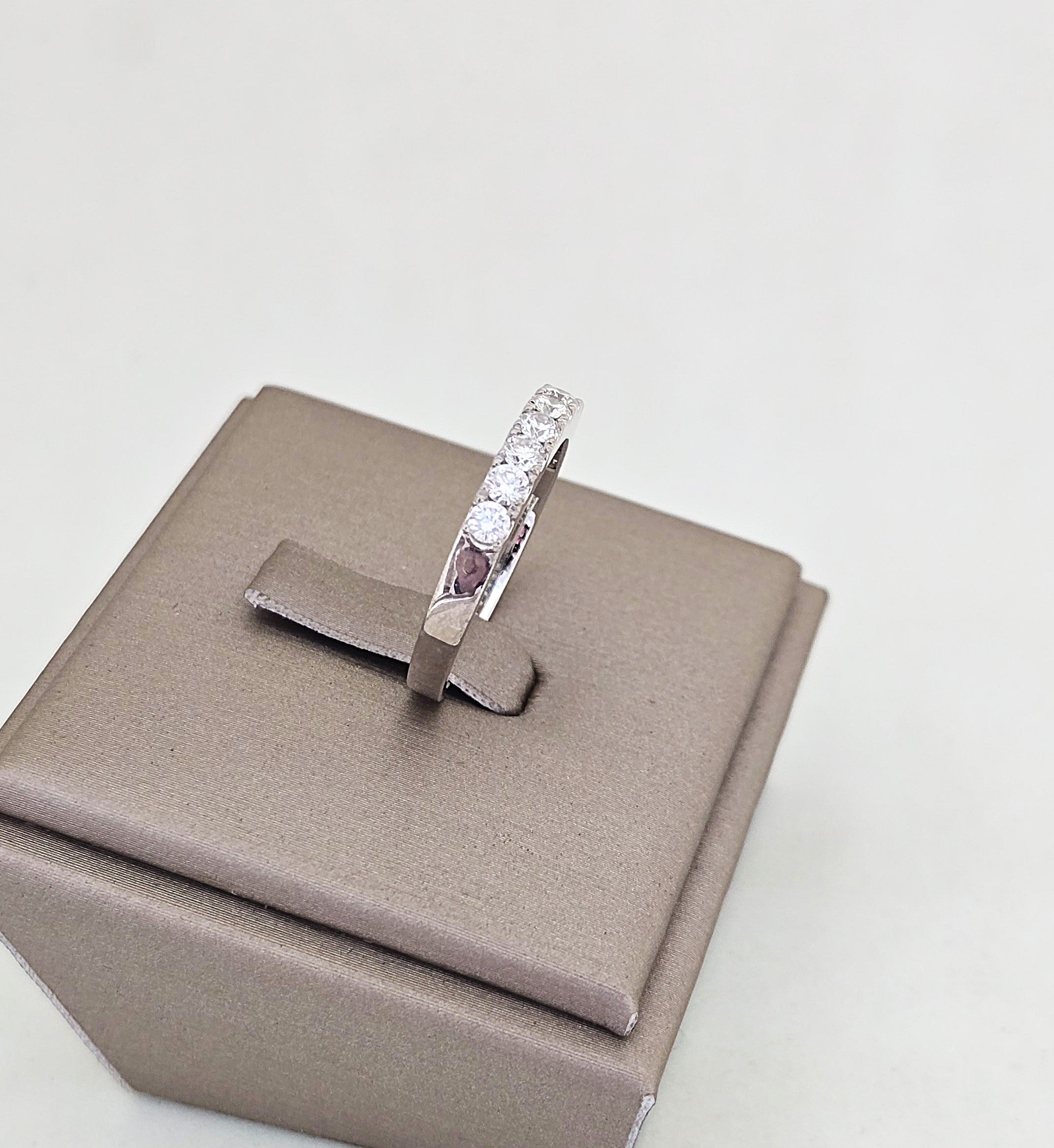 แหวนเพชรแถวเรียง 7 เม็ด ทองขาว 18K | RG00656