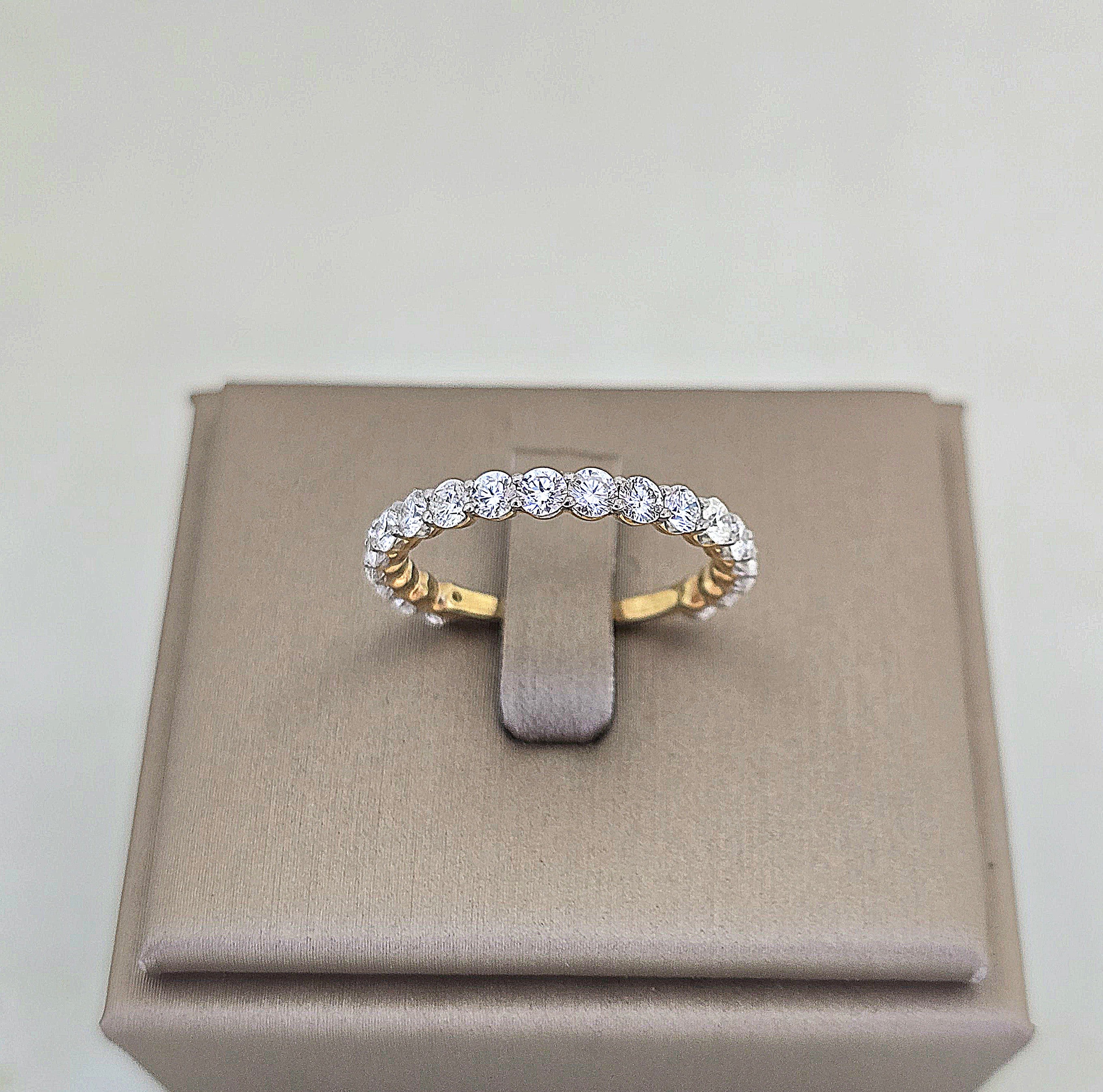 แหวนเพชรเรียงครึ่งวง ทอง 18K | RG00652