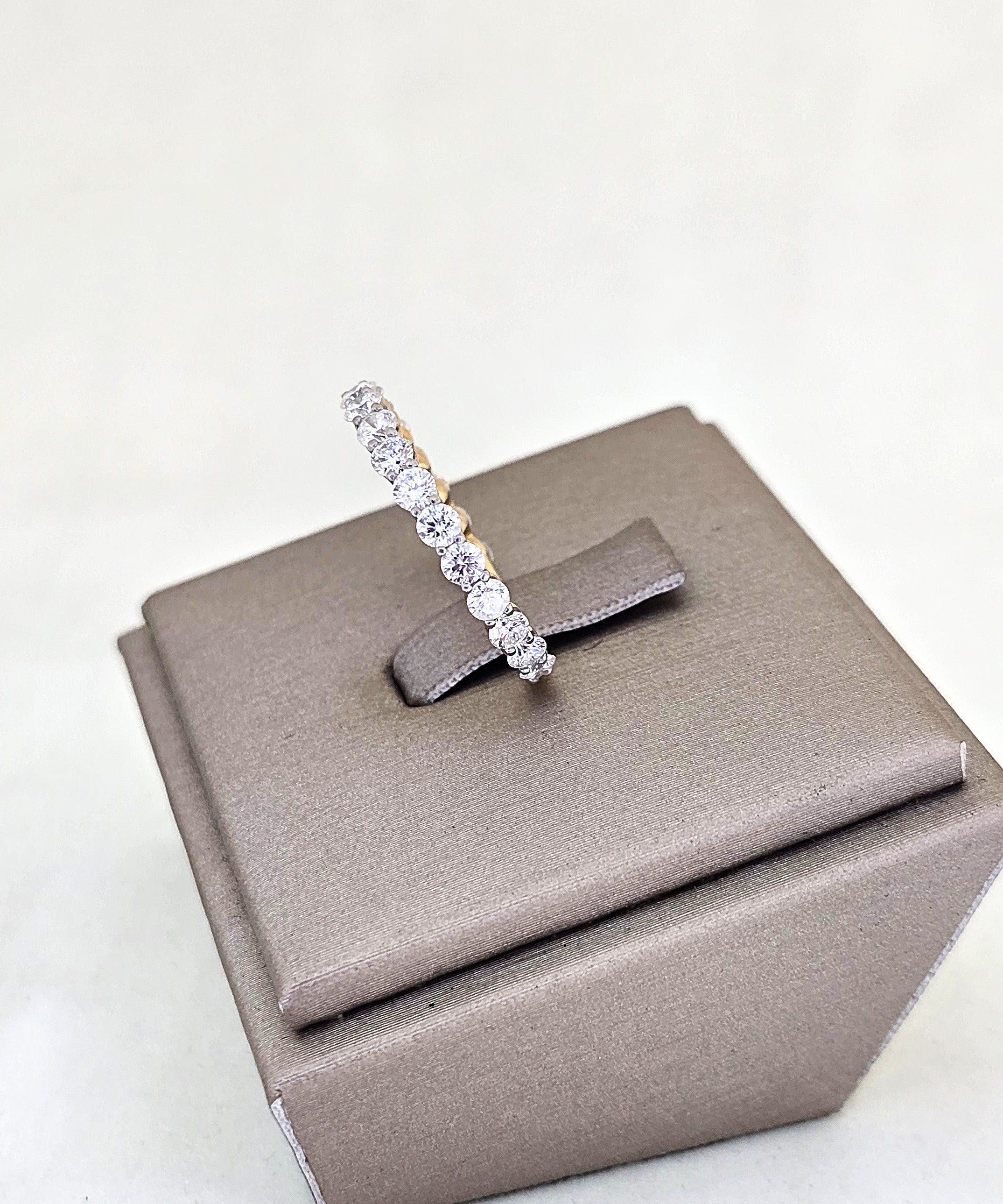 แหวนเพชรเรียงครึ่งวง ทอง 18K | RG00652