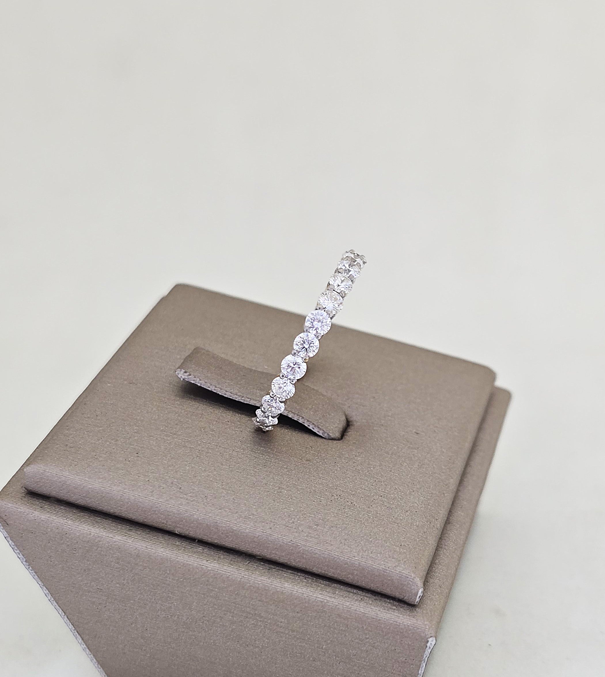 แหวนเพชรเรียงครึ่งวง ทอง 18K | RG00652
