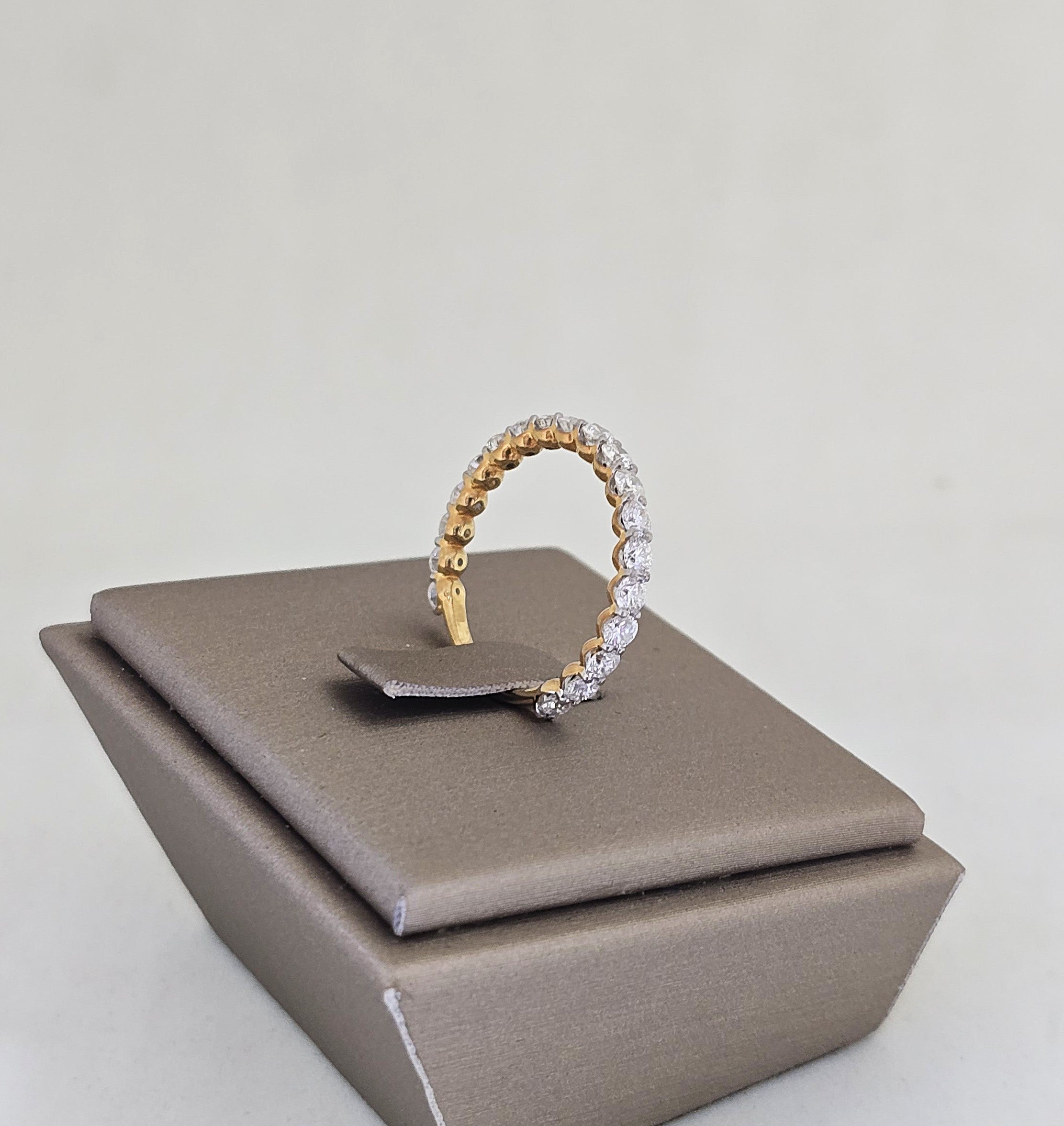 แหวนเพชรเรียงครึ่งวง ทอง 18K | RG00652