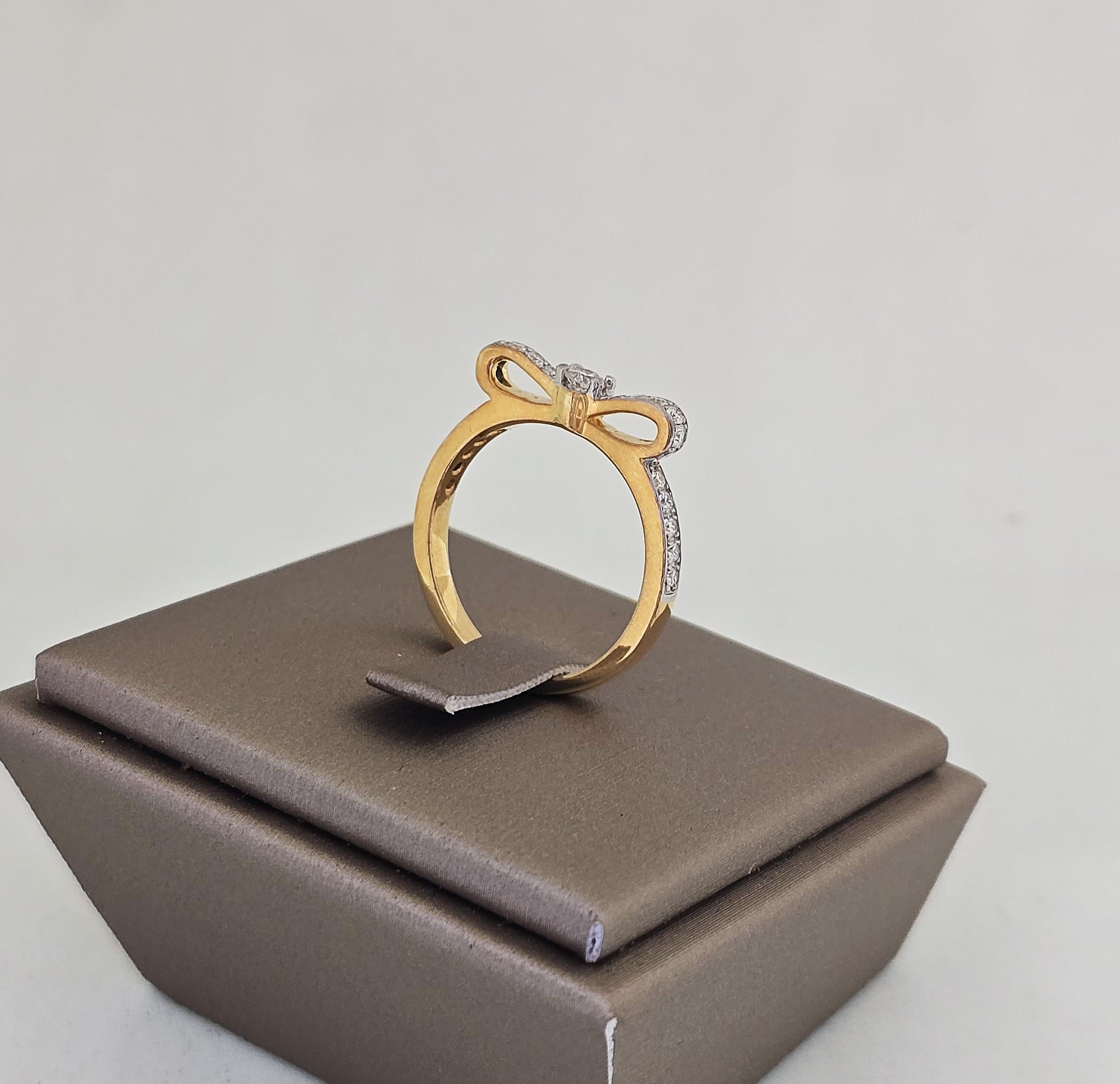 แหวนเพชรดีไซน์โบว์ ทอง 18K | RG00653