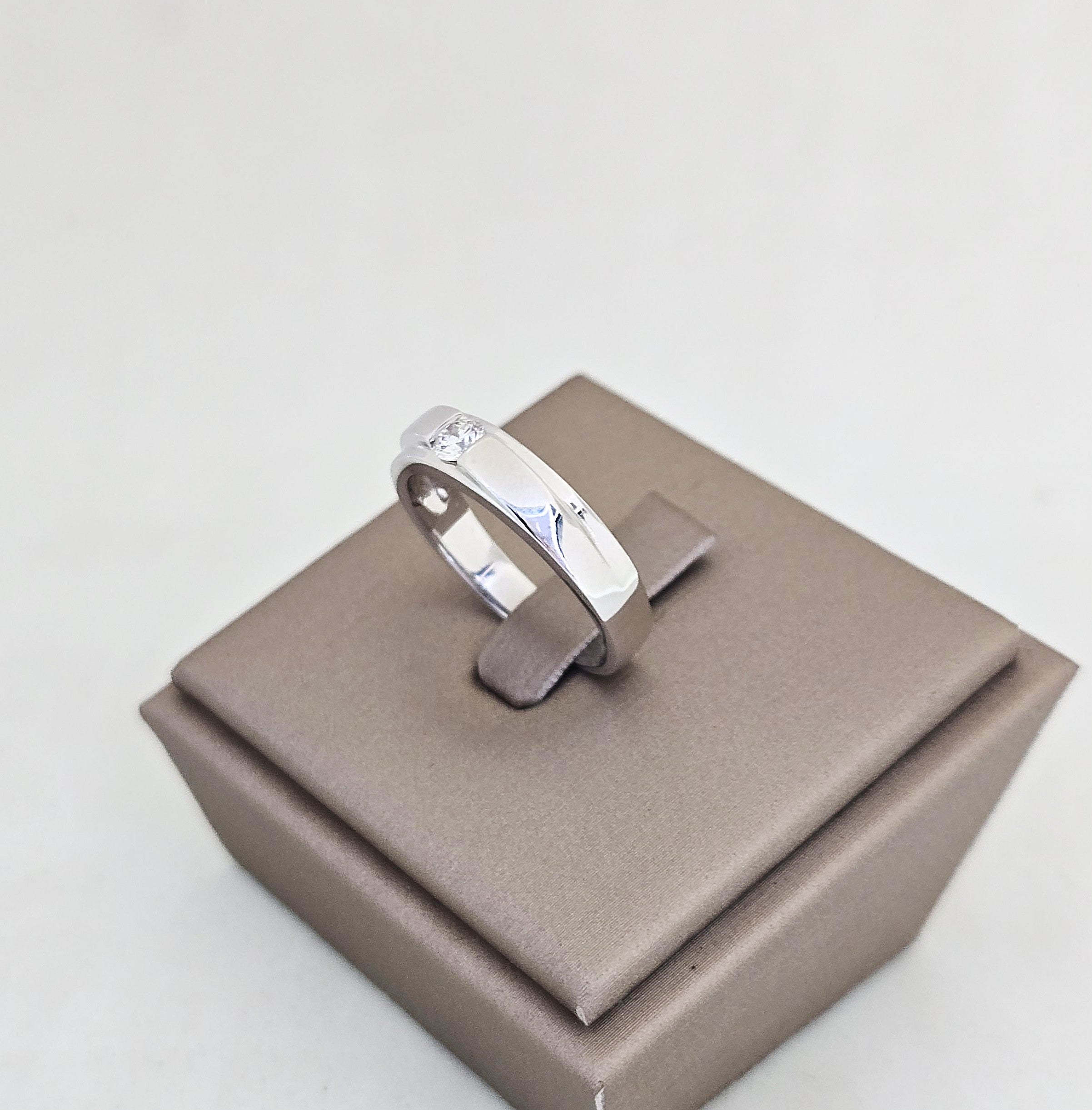 แหวนเพชรเม็ดเดี่ยวฝังเรียบ ทองขาว 18K | RG00658