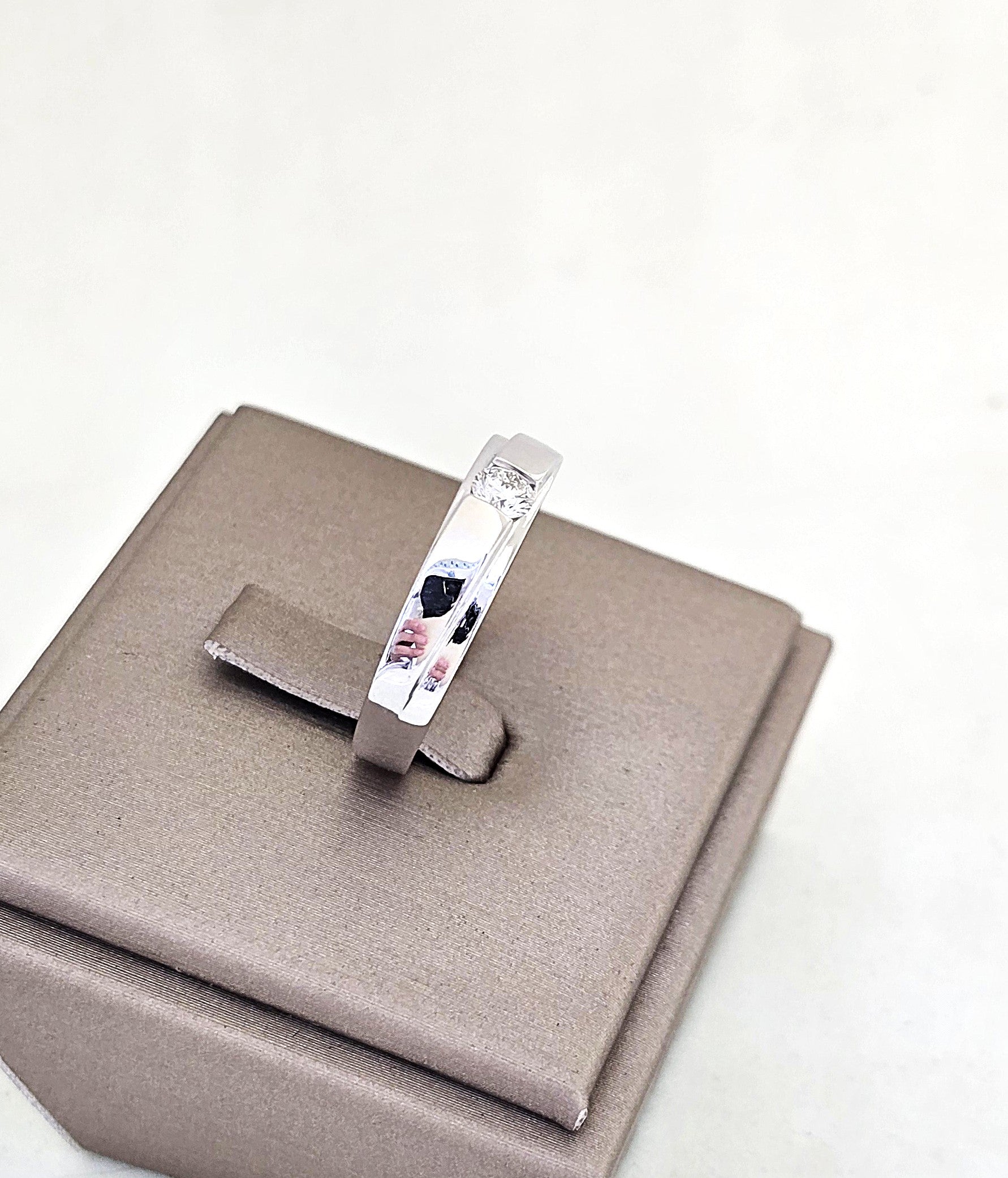 แหวนเพชรเม็ดเดี่ยวฝังเรียบ ทองขาว 18K | RG00658
