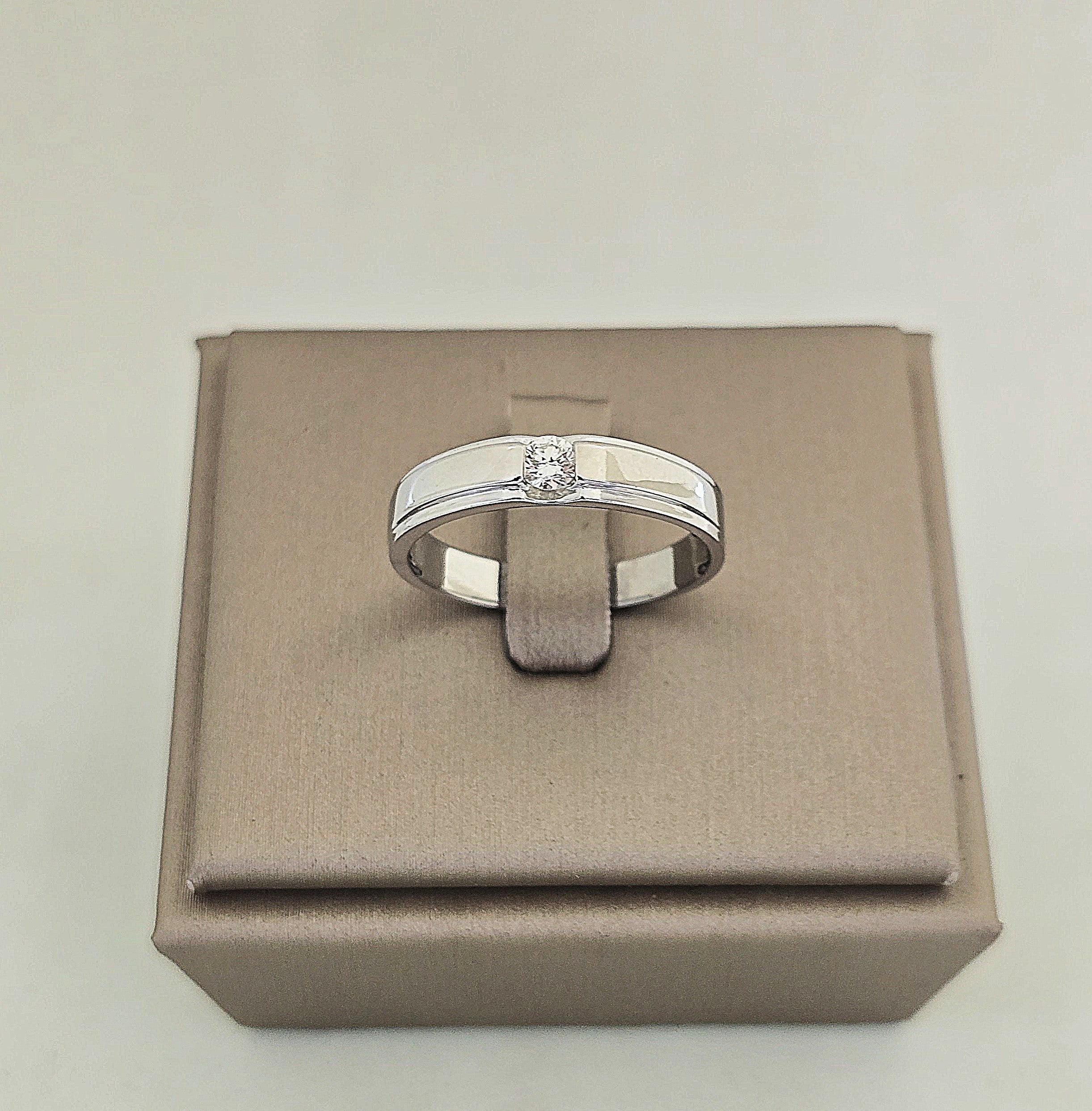 แหวนเพชรเม็ดเดี่ยวฝังเรียบ ทองขาว 18K | RG00657