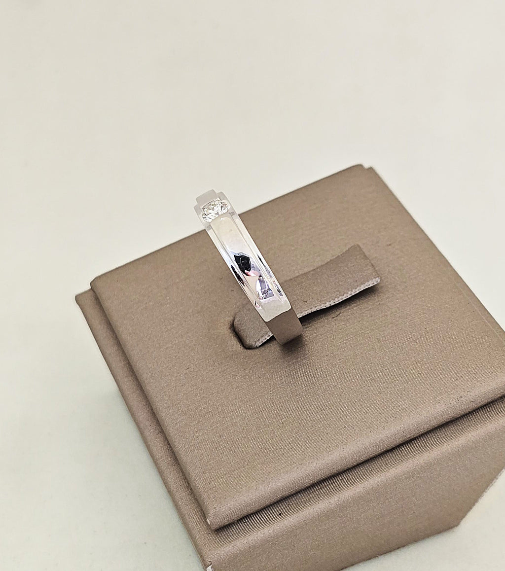 แหวนเพชรเม็ดเดี่ยวฝังเรียบ ทองขาว 18K | RG00657