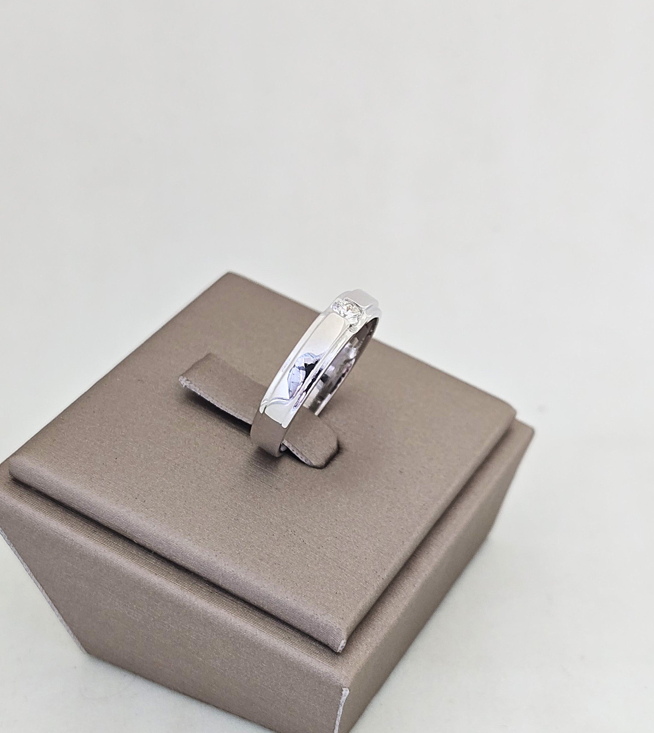 แหวนเพชรเม็ดเดี่ยวฝังเรียบ ทองขาว 18K | RG00657