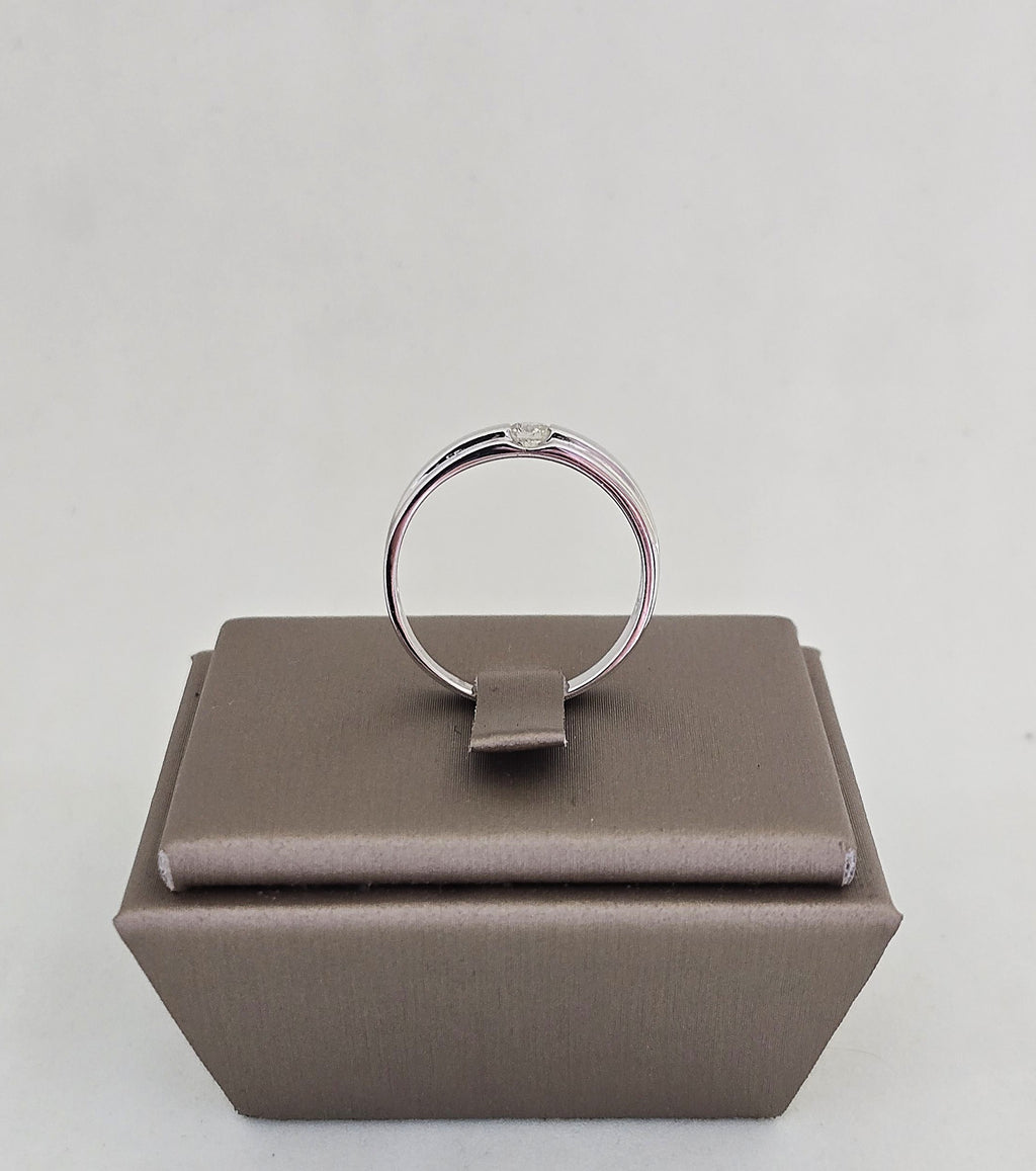 แหวนเพชรเม็ดเดี่ยวฝังเรียบ ทองขาว 18K | RG00657