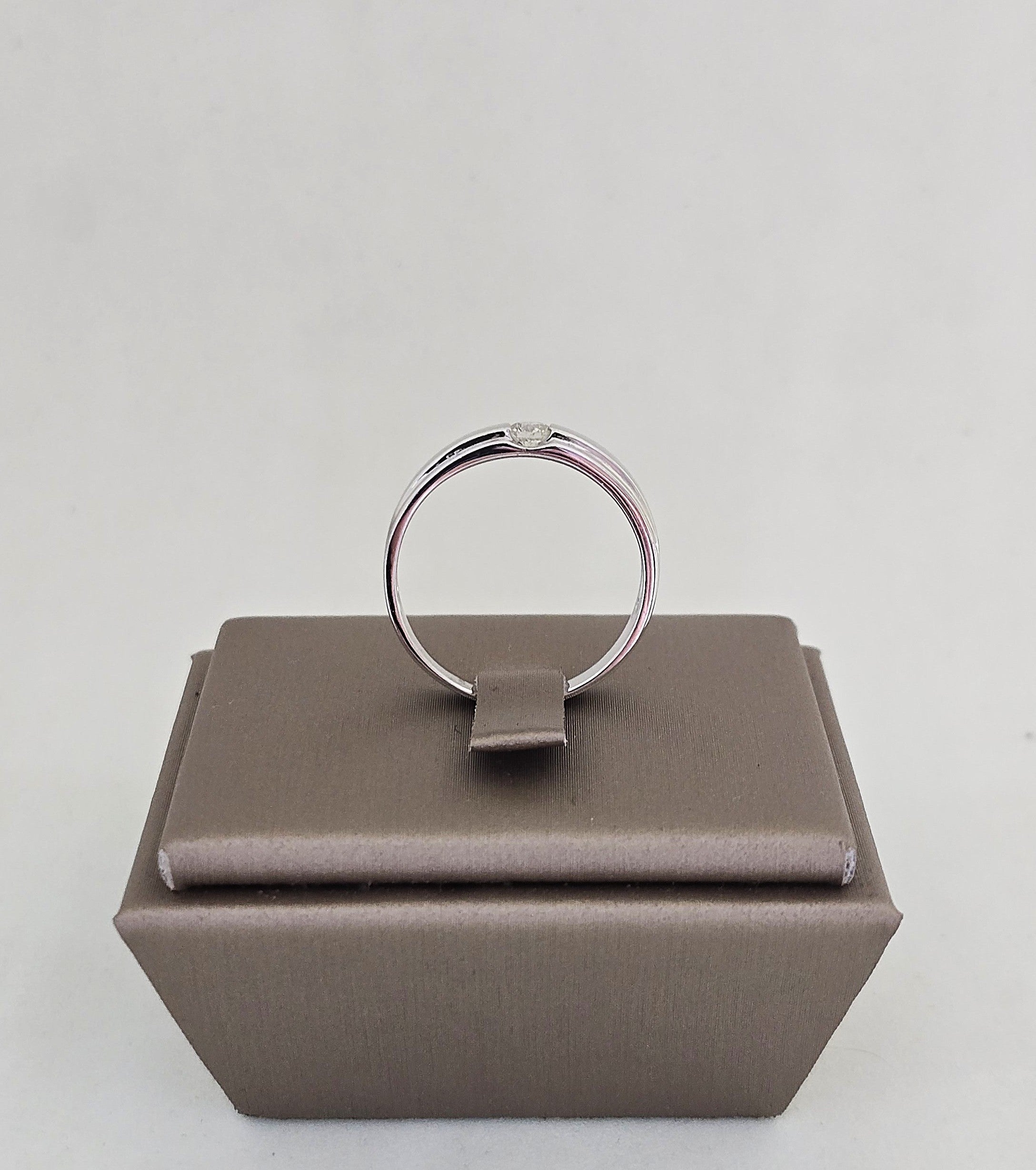 แหวนเพชรเม็ดเดี่ยวฝังเรียบ ทองขาว 18K | RG00657
